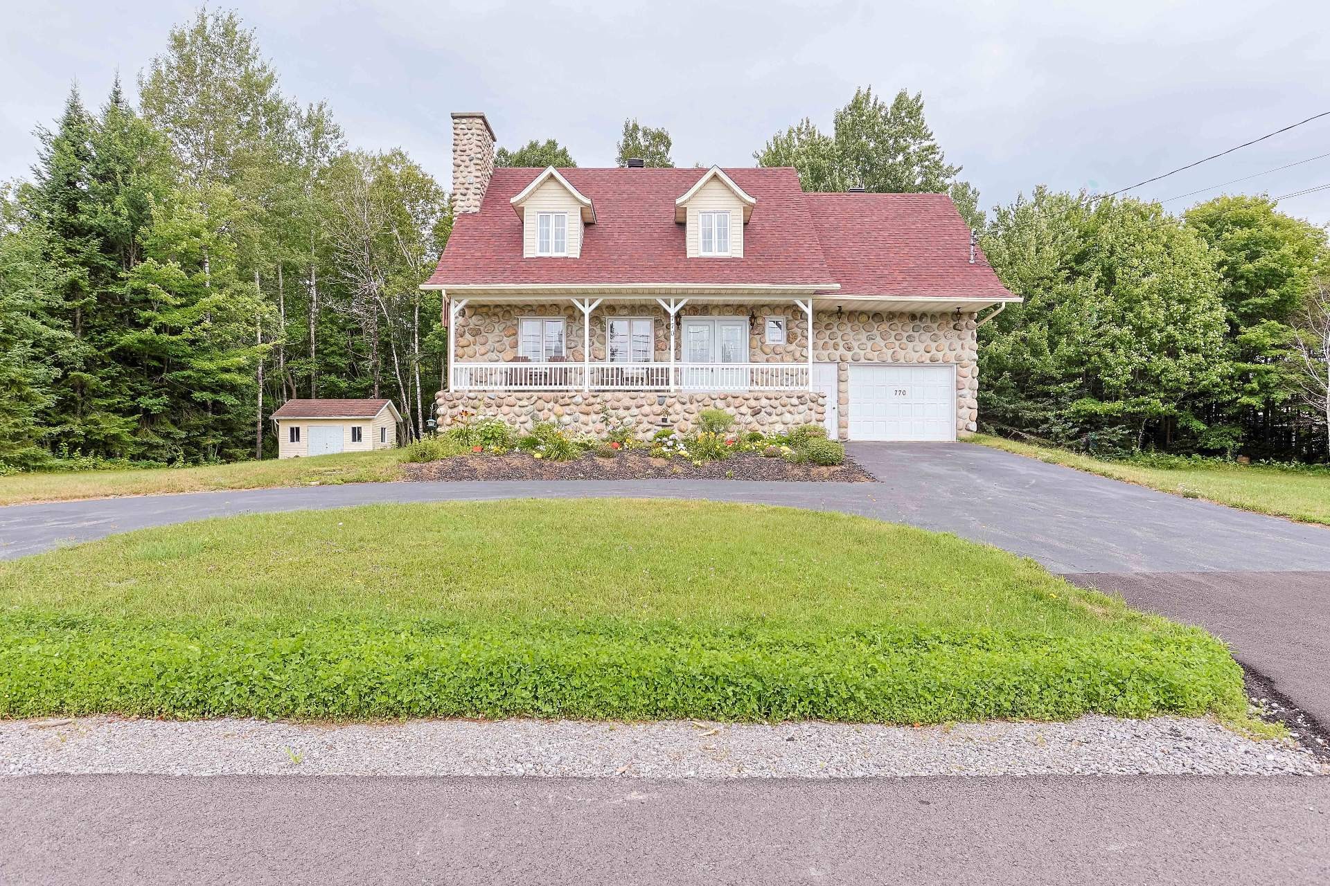 Front of Structure - 770 Ch. Juneau, Shawinigan, QC - Outdoor With Deck Patio Veranda