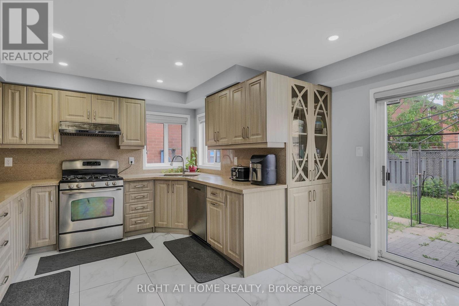 86 Whitehouse Crescent, Brampton, ON - Indoor Photo Showing Kitchen
