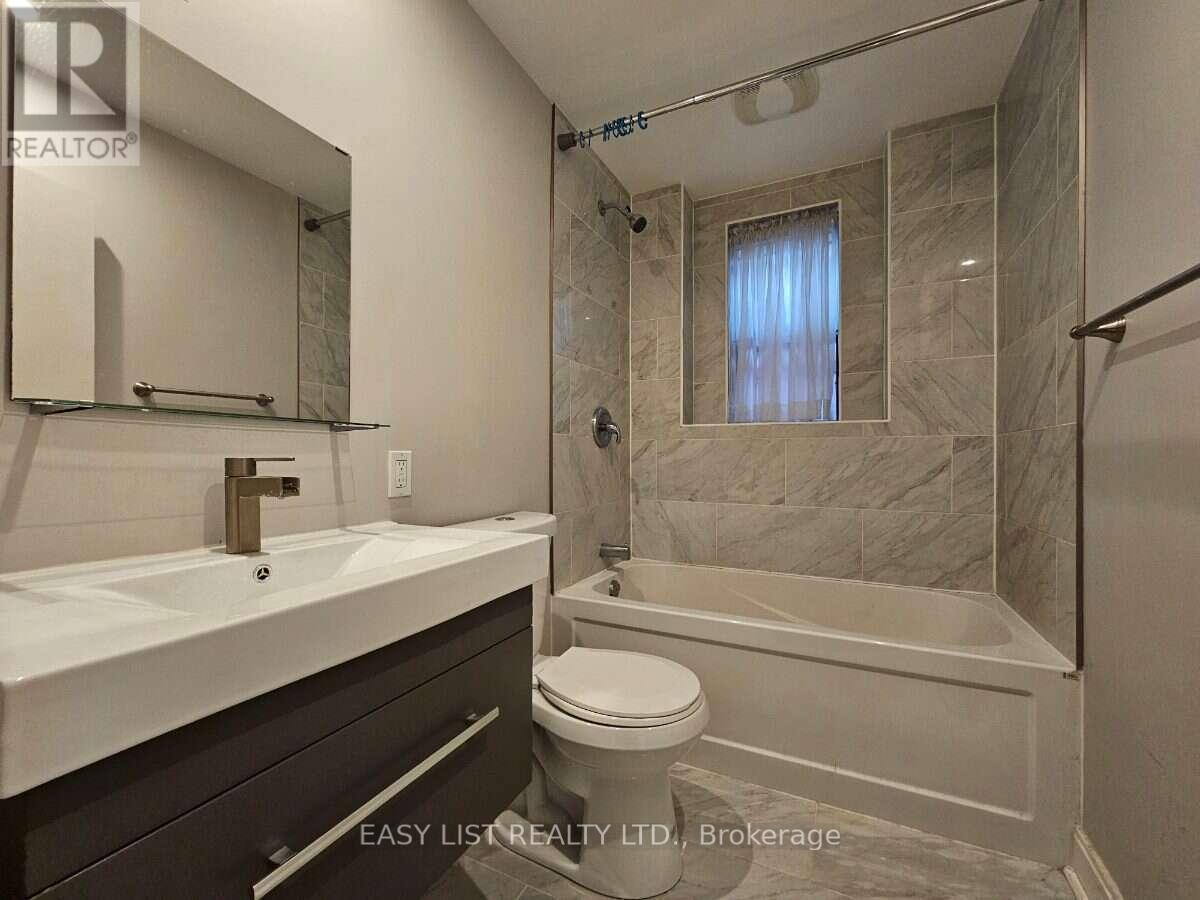 449 Pacific Avenue, Toronto, ON - Indoor Photo Showing Bathroom