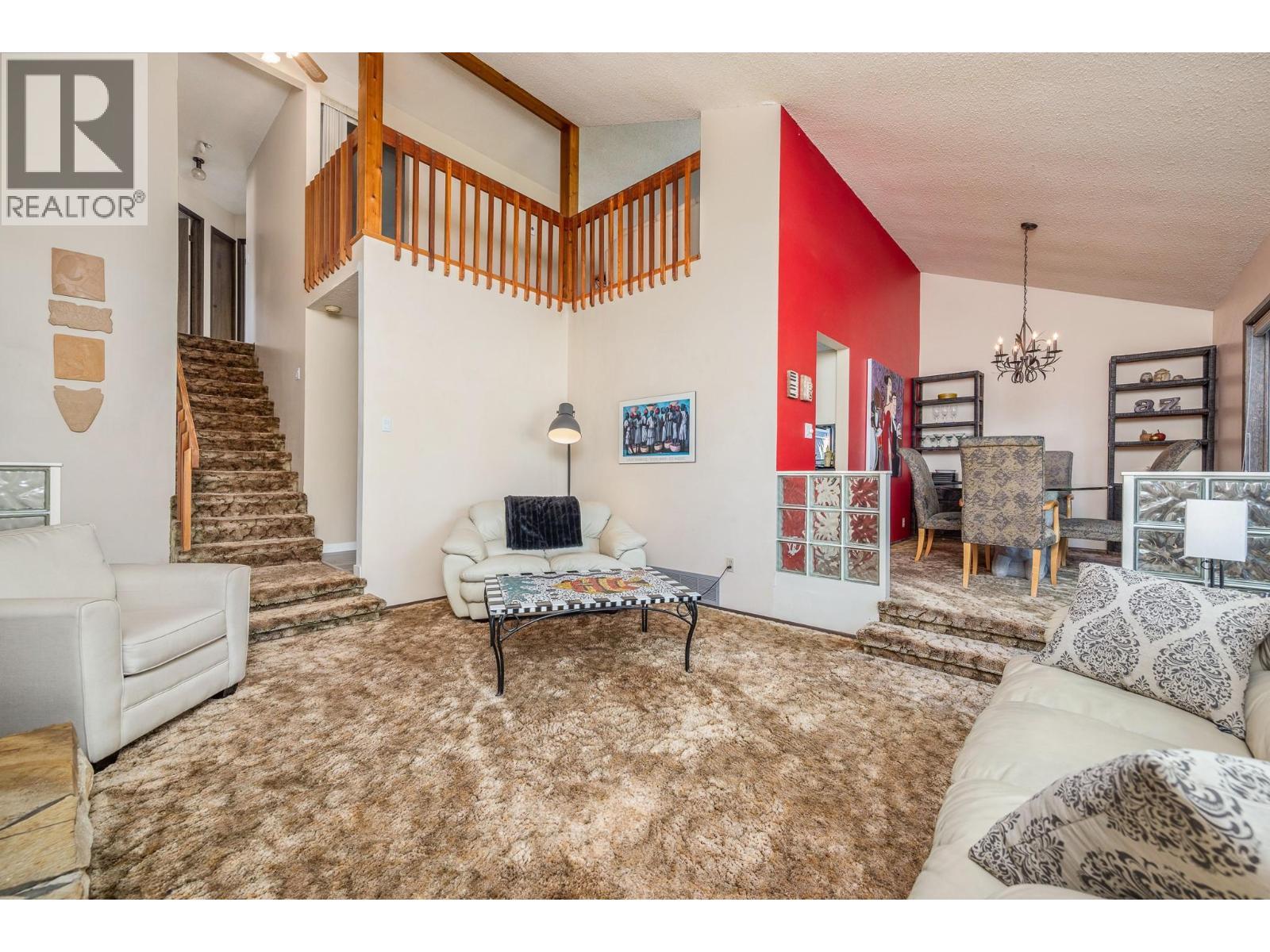 7807 Corona Court, Coldstream, BC - Indoor Photo Showing Living Room
