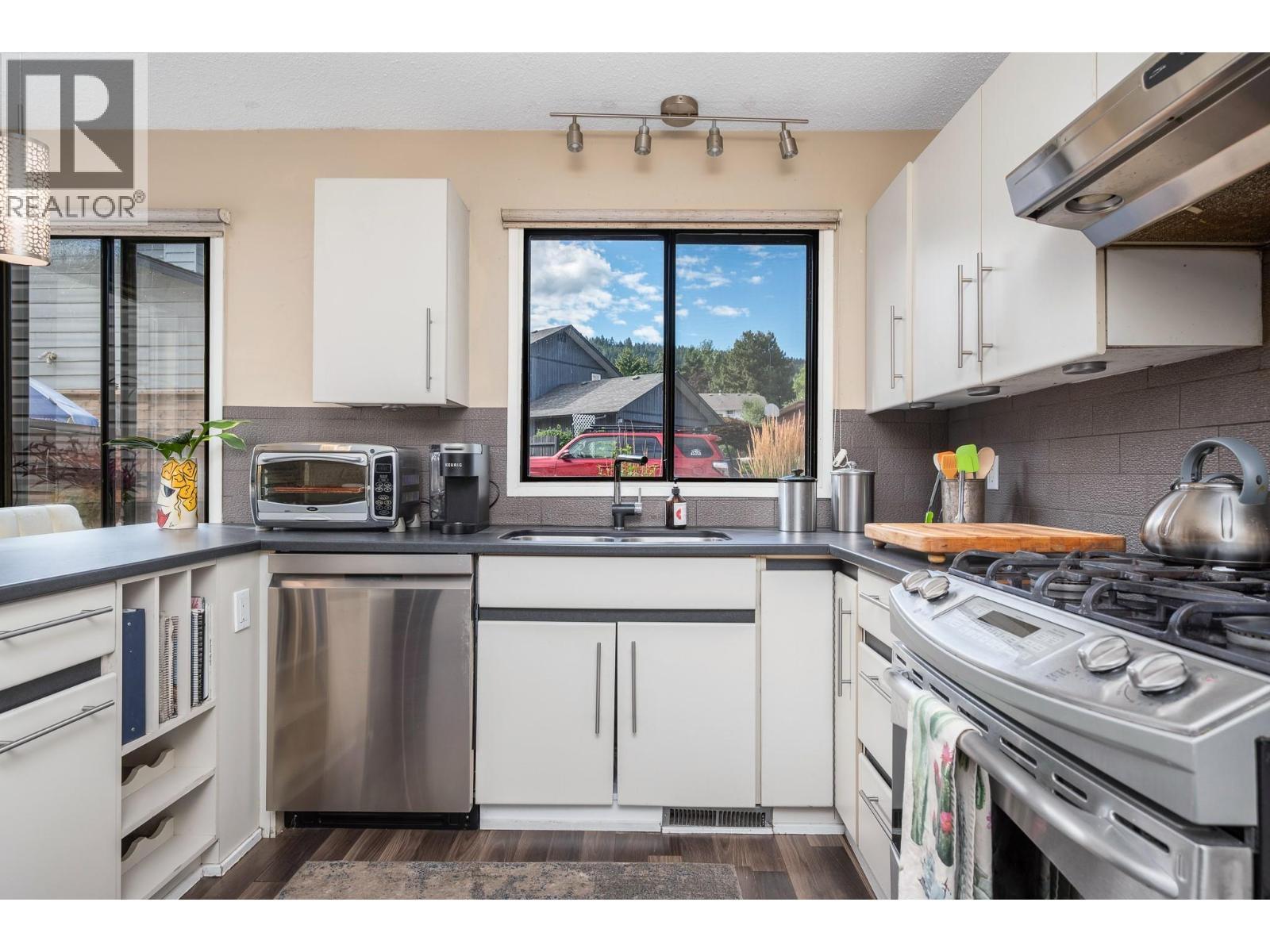 7807 Corona Court, Coldstream, BC - Indoor Photo Showing Kitchen