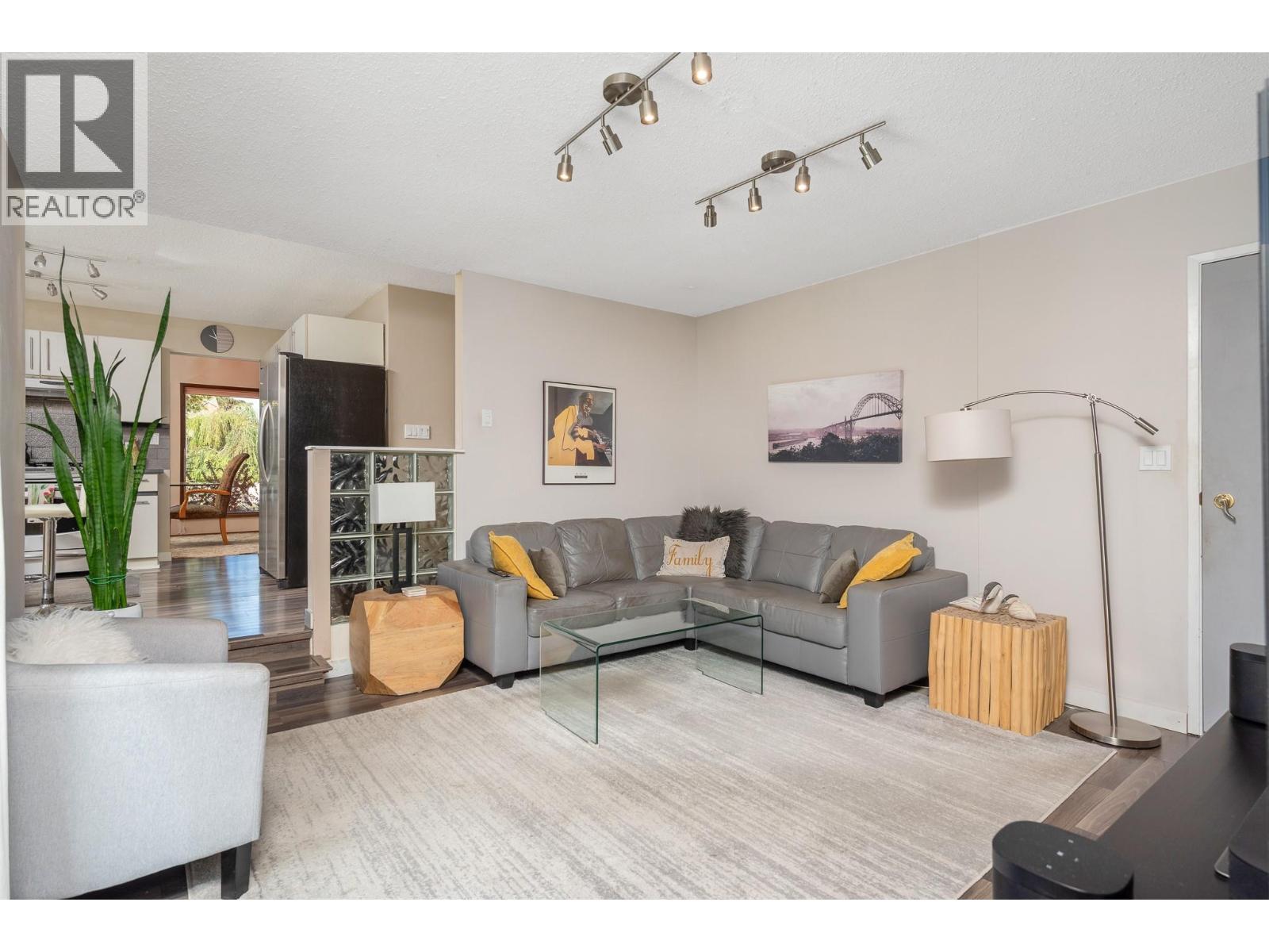 7807 Corona Court, Coldstream, BC - Indoor Photo Showing Living Room