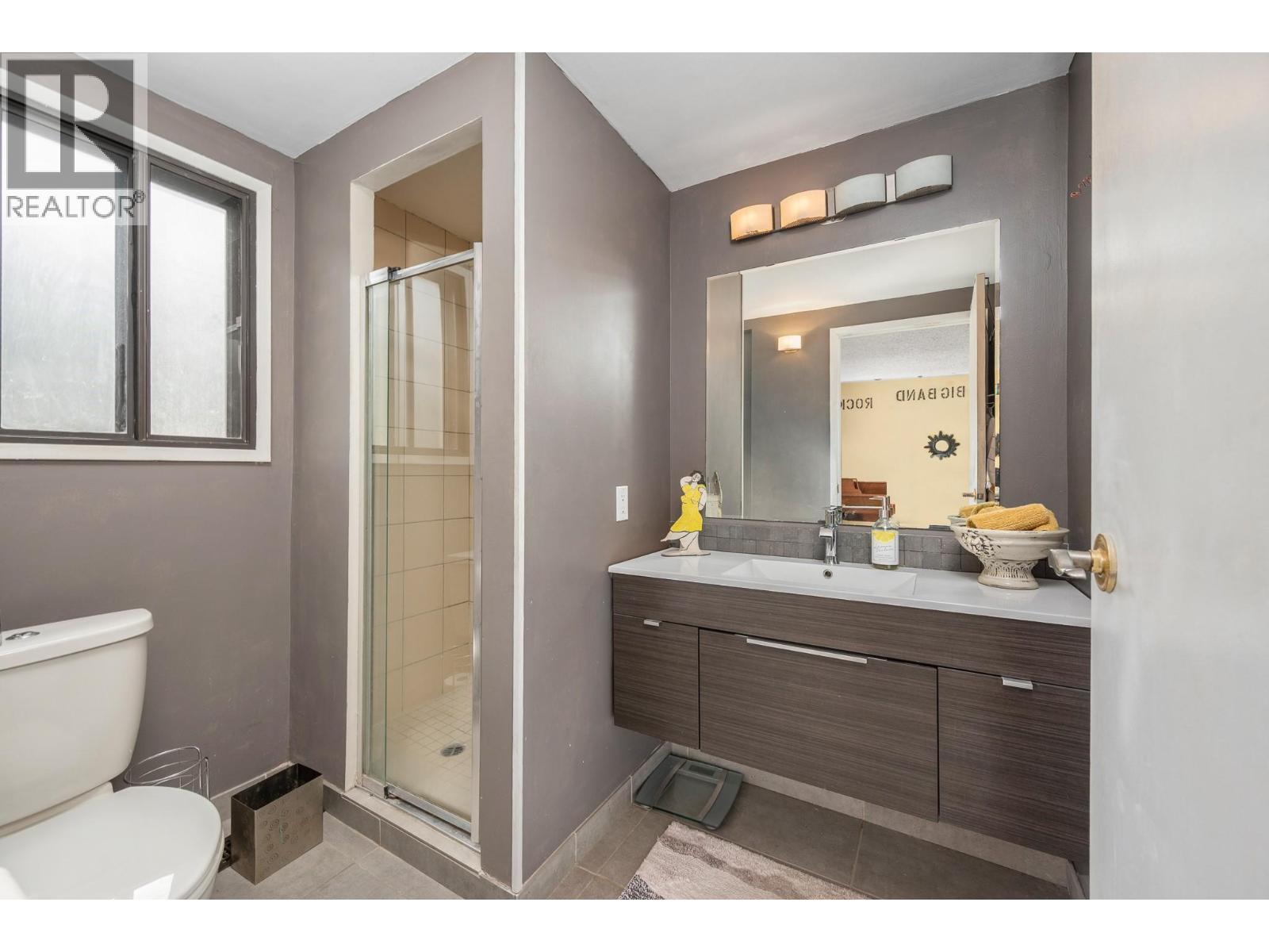 7807 Corona Court, Coldstream, BC - Indoor Photo Showing Bathroom
