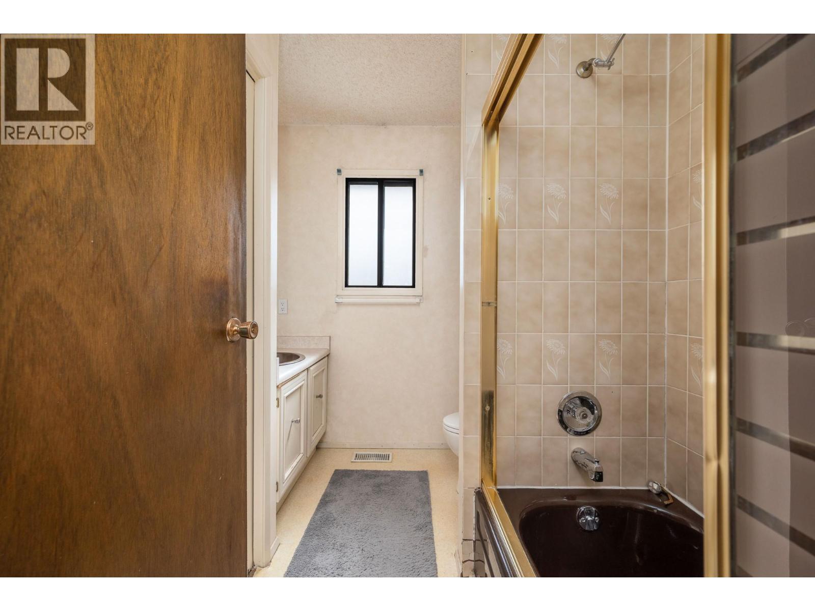 7807 Corona Court, Coldstream, BC - Indoor Photo Showing Bathroom