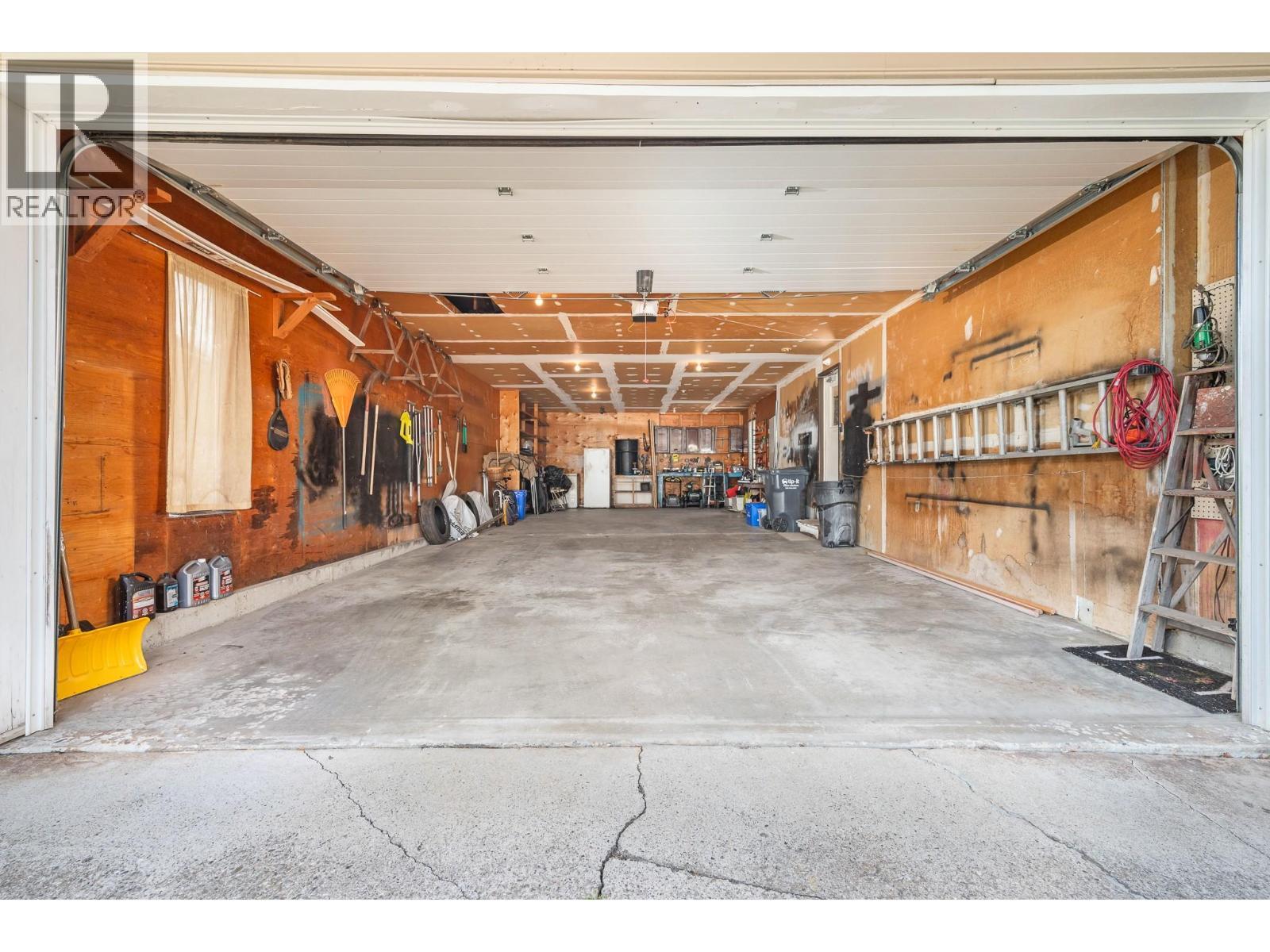 7807 Corona Court, Coldstream, BC - Indoor Photo Showing Garage