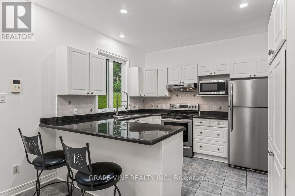 105 Rowallen Place, Ottawa, ON - Indoor Photo Showing Kitchen With Upgraded Kitchen
