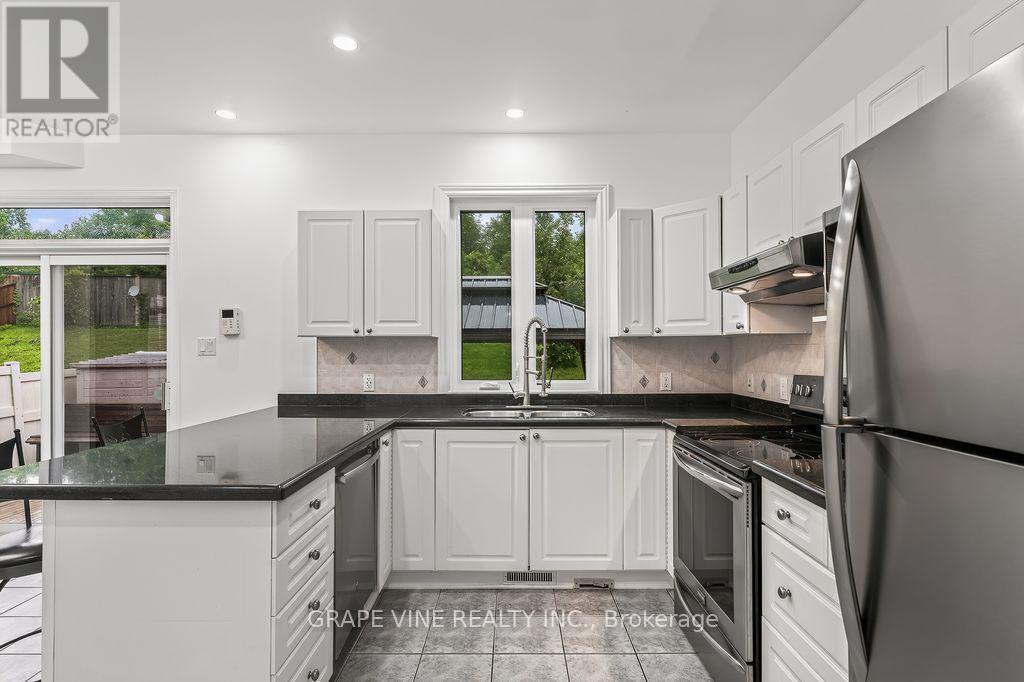 105 Rowallen Place, Ottawa, ON - Indoor Photo Showing Kitchen With Upgraded Kitchen