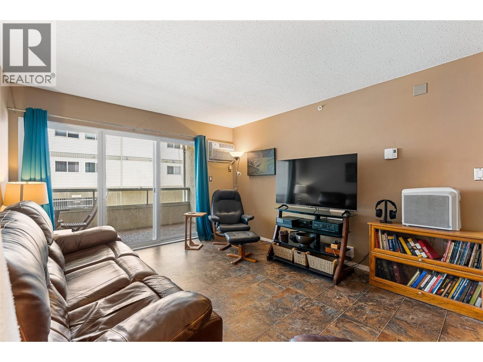 284 Yortkon Avenue Unit# 205, Penticton, BC - Indoor Photo Showing Living Room