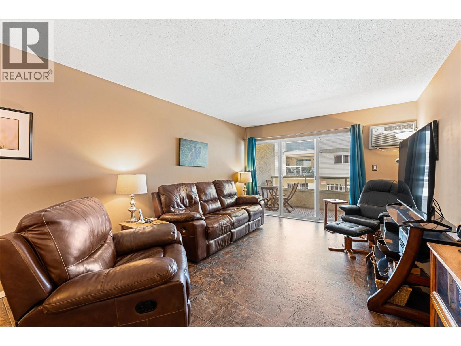 284 Yortkon Avenue Unit# 205, Penticton, BC - Indoor Photo Showing Living Room