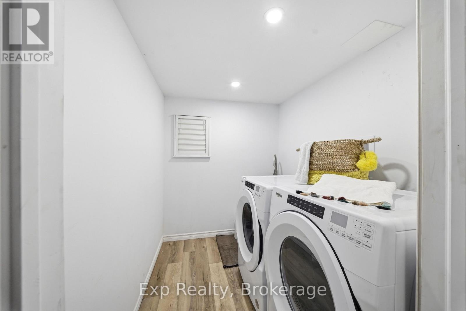 laundry room with washer, dryer and sink - 6 Coleman Drive, Quinte West (Trenton Ward), ON - Indoor Photo Showing Laundry Room