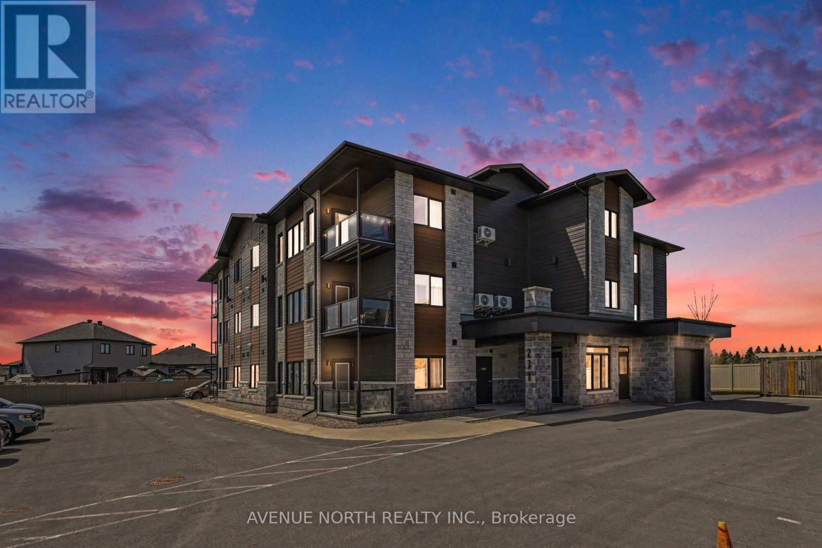 102 - 271 Belfort Street, Russell, ON - Outdoor