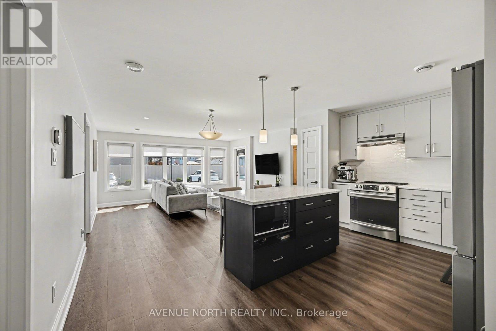 102 - 271 Belfort Street, Russell, ON - Indoor Photo Showing Kitchen With Upgraded Kitchen