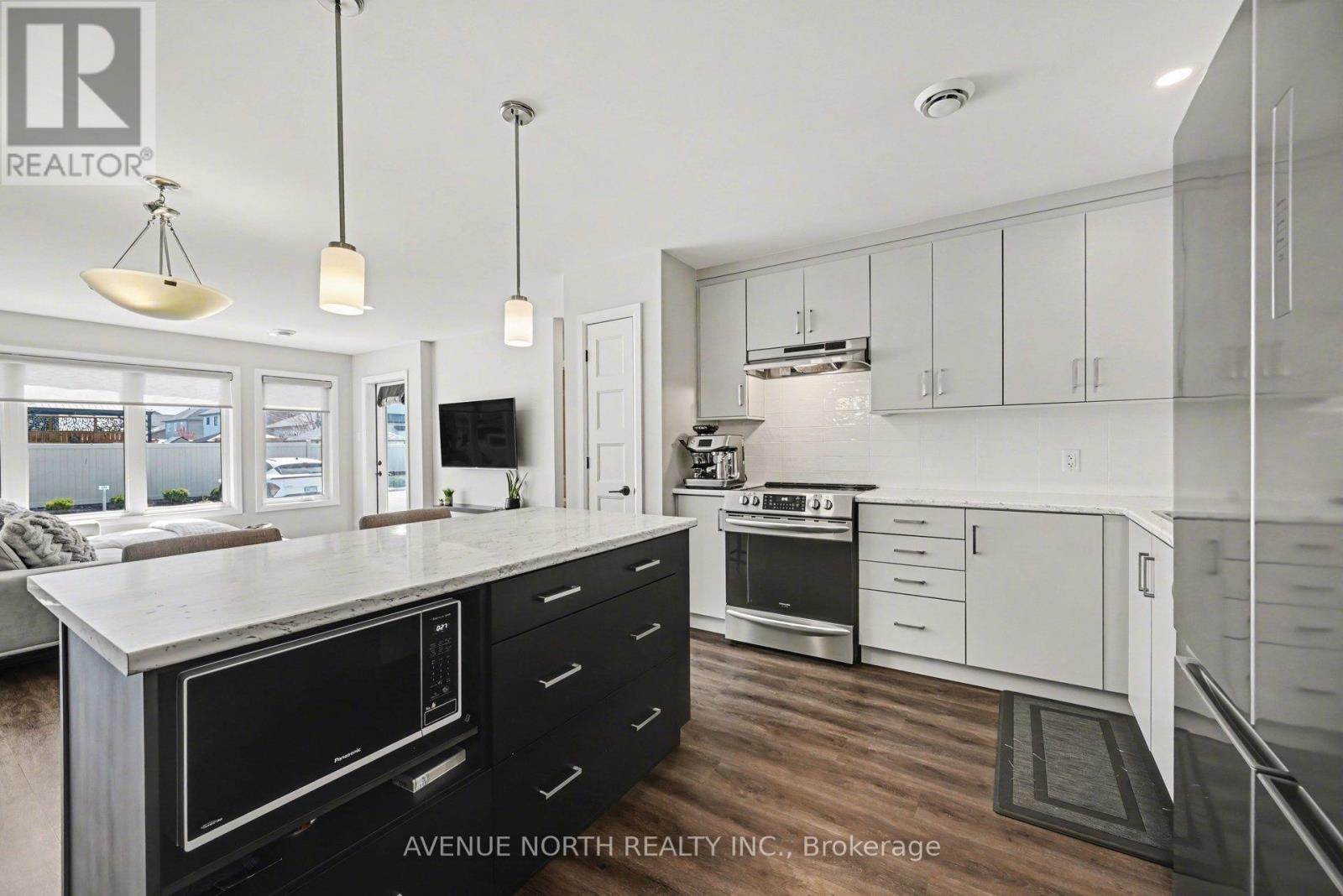 102 - 271 Belfort Street, Russell, ON - Indoor Photo Showing Kitchen With Upgraded Kitchen