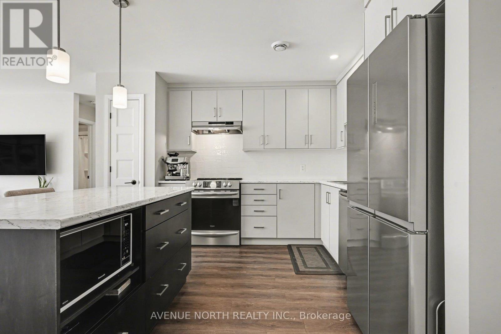 102 - 271 Belfort Street, Russell, ON - Indoor Photo Showing Kitchen With Upgraded Kitchen