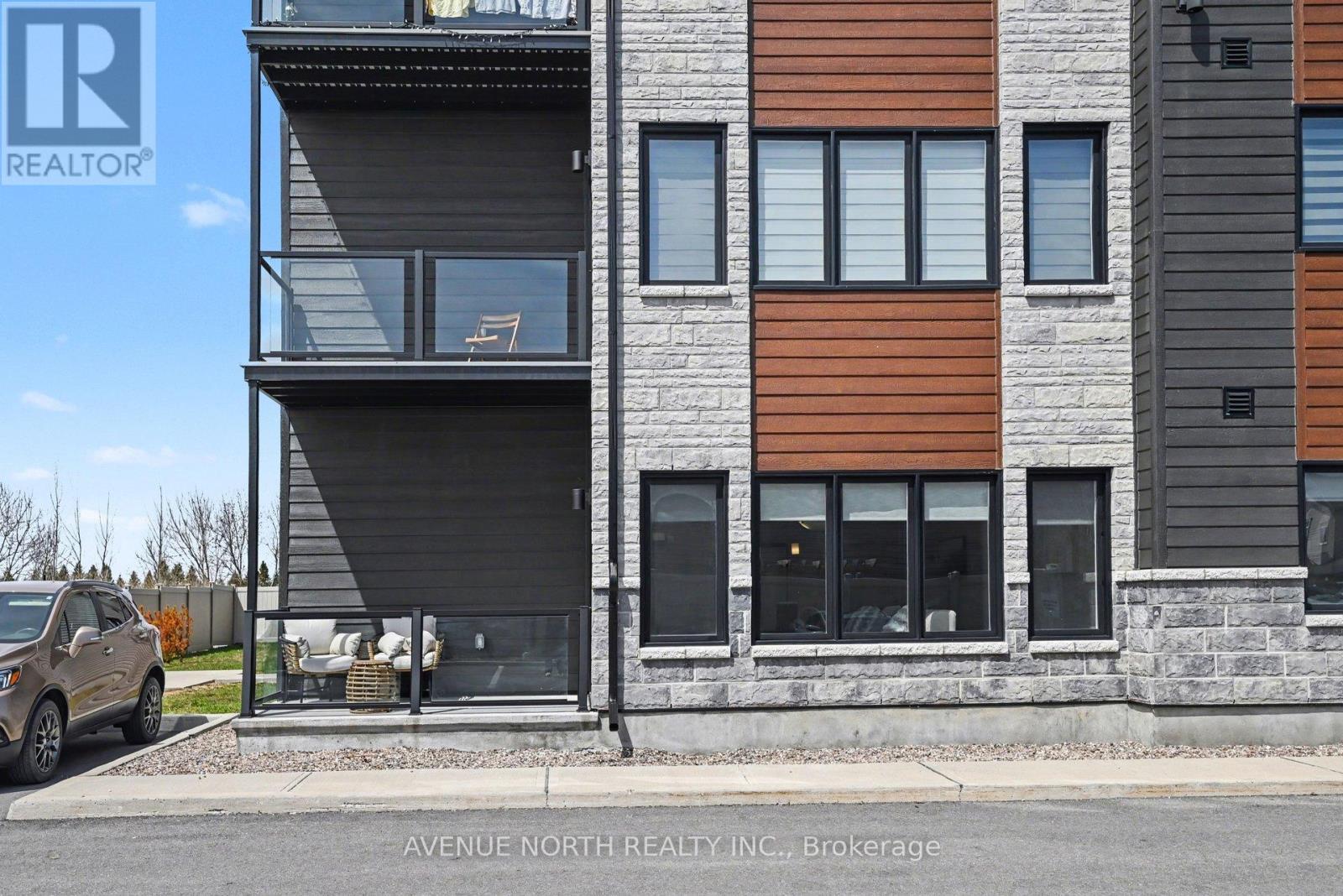 102 - 271 Belfort Street, Russell, ON - Outdoor