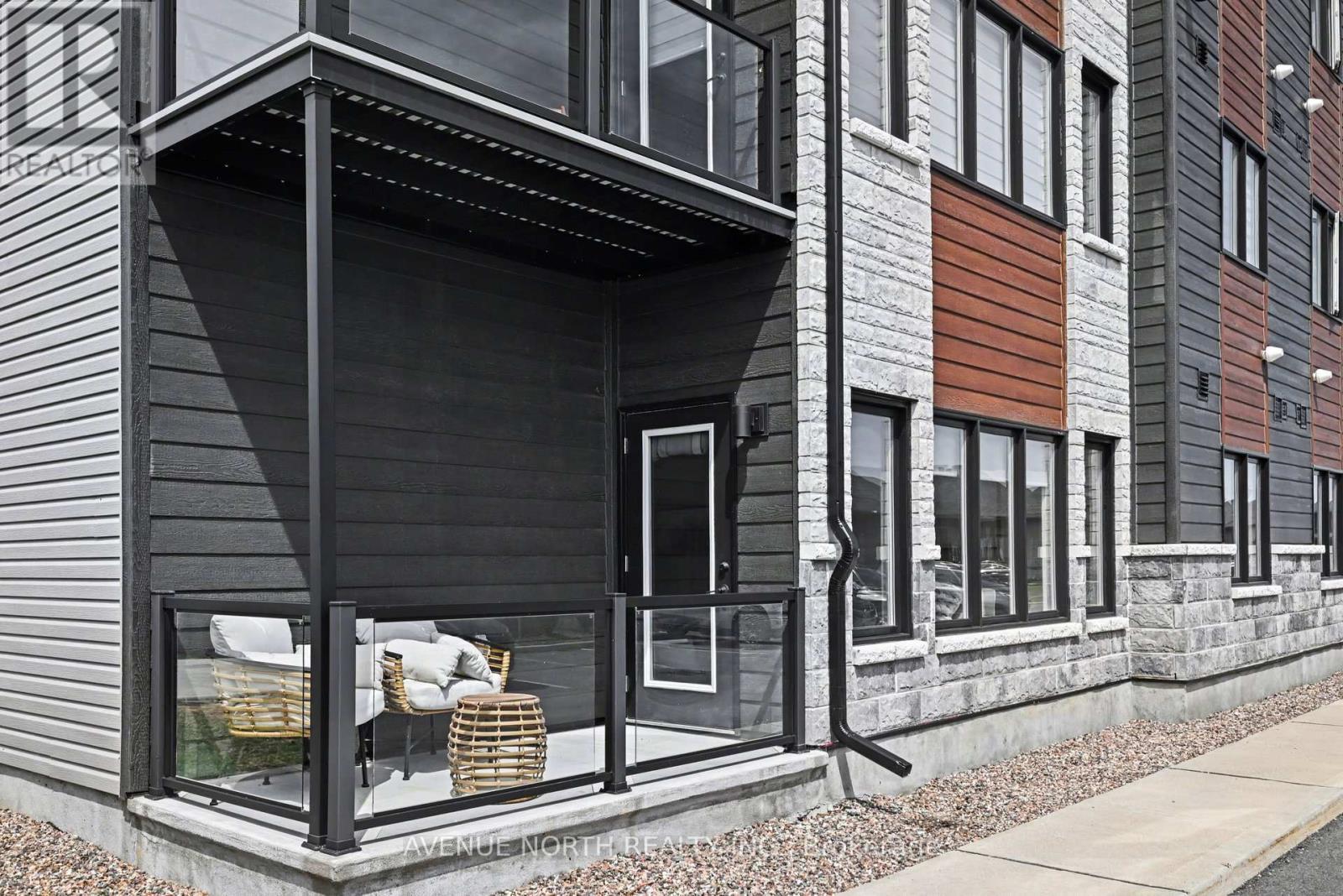 102 - 271 Belfort Street, Russell, ON - Outdoor