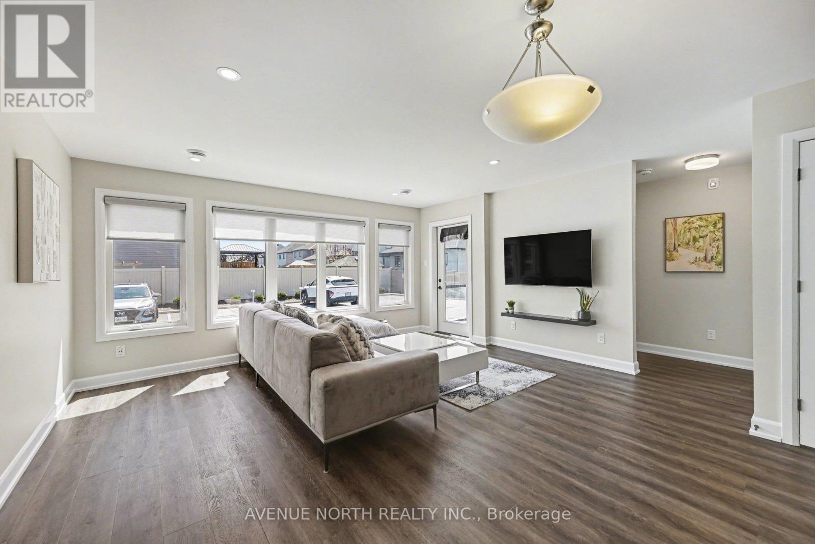 102 - 271 Belfort Street, Russell, ON - Indoor Photo Showing Living Room