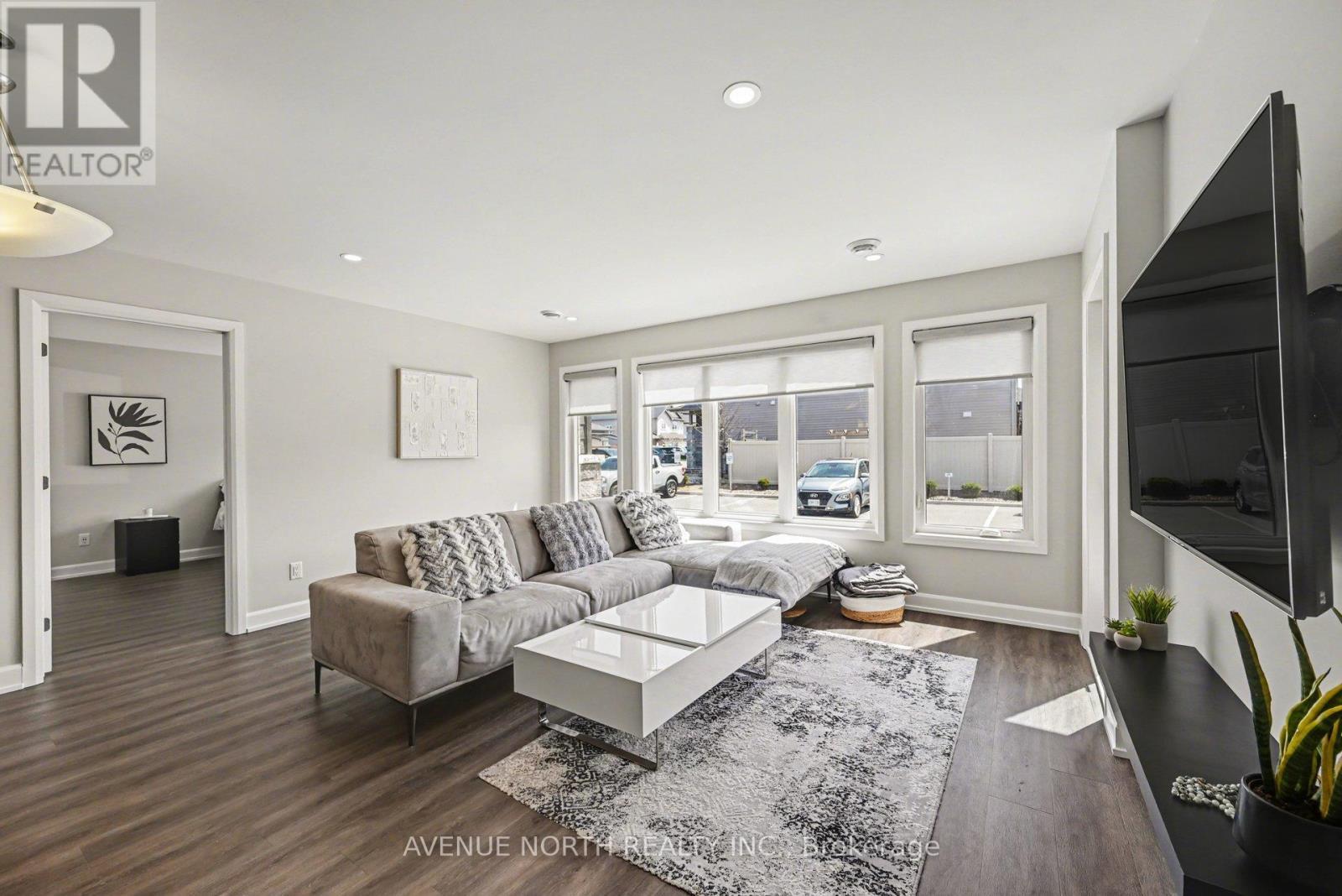 102 - 271 Belfort Street, Russell, ON - Indoor Photo Showing Living Room