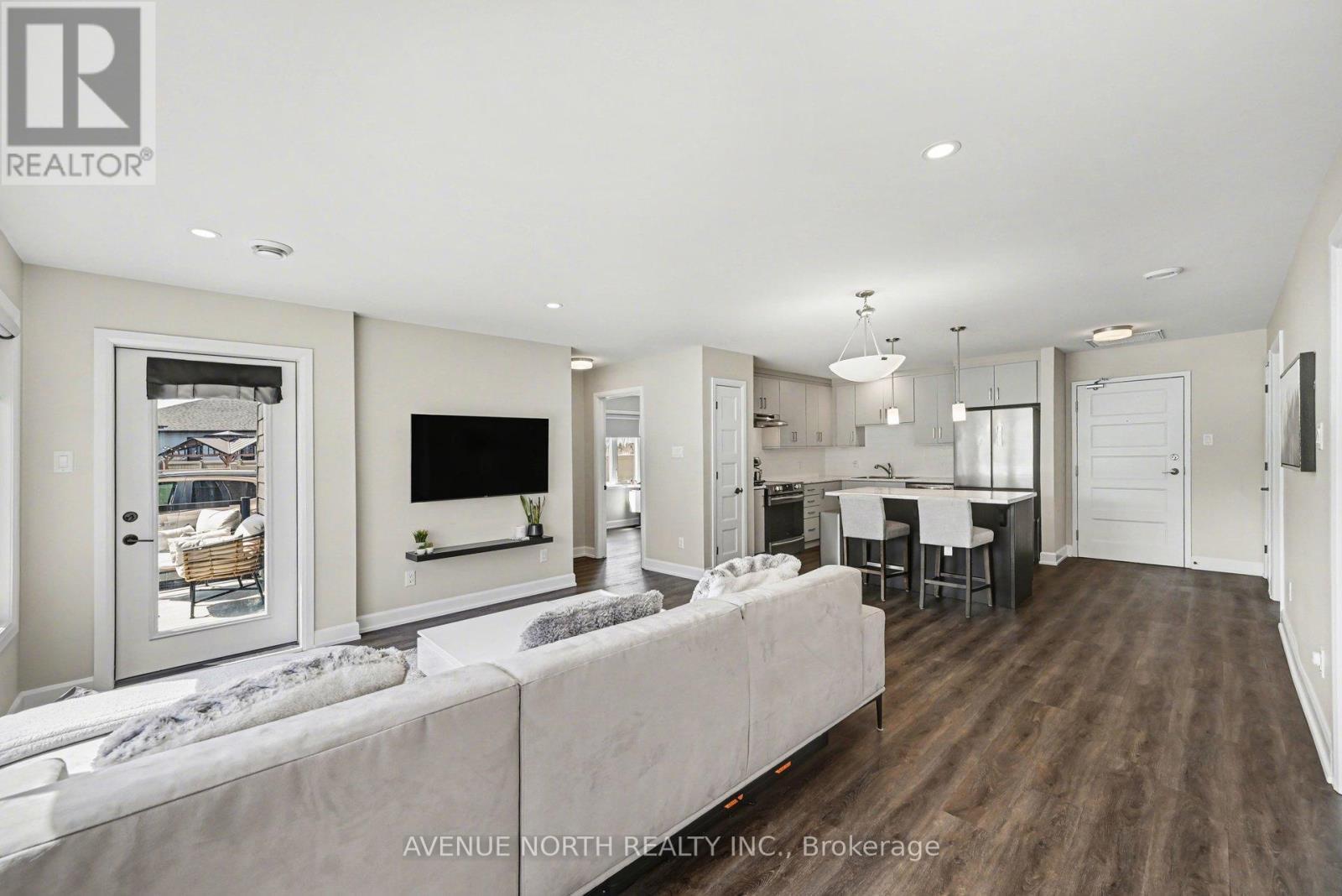 102 - 271 Belfort Street, Russell, ON - Indoor Photo Showing Living Room