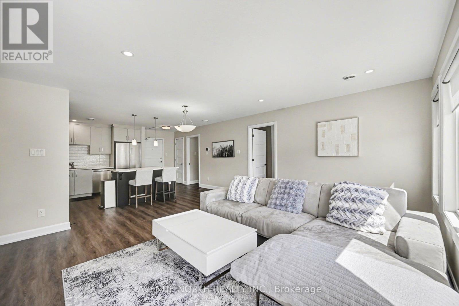 102 - 271 Belfort Street, Russell, ON - Indoor Photo Showing Living Room