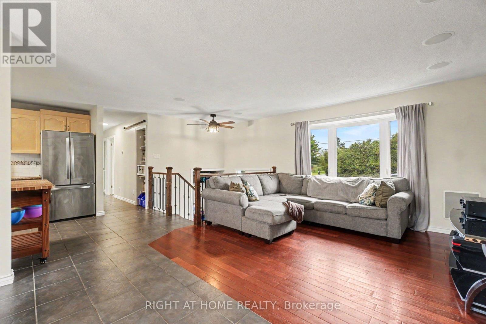 3320 Gendron Road, Clarence-Rockland, ON - Indoor Photo Showing Living Room