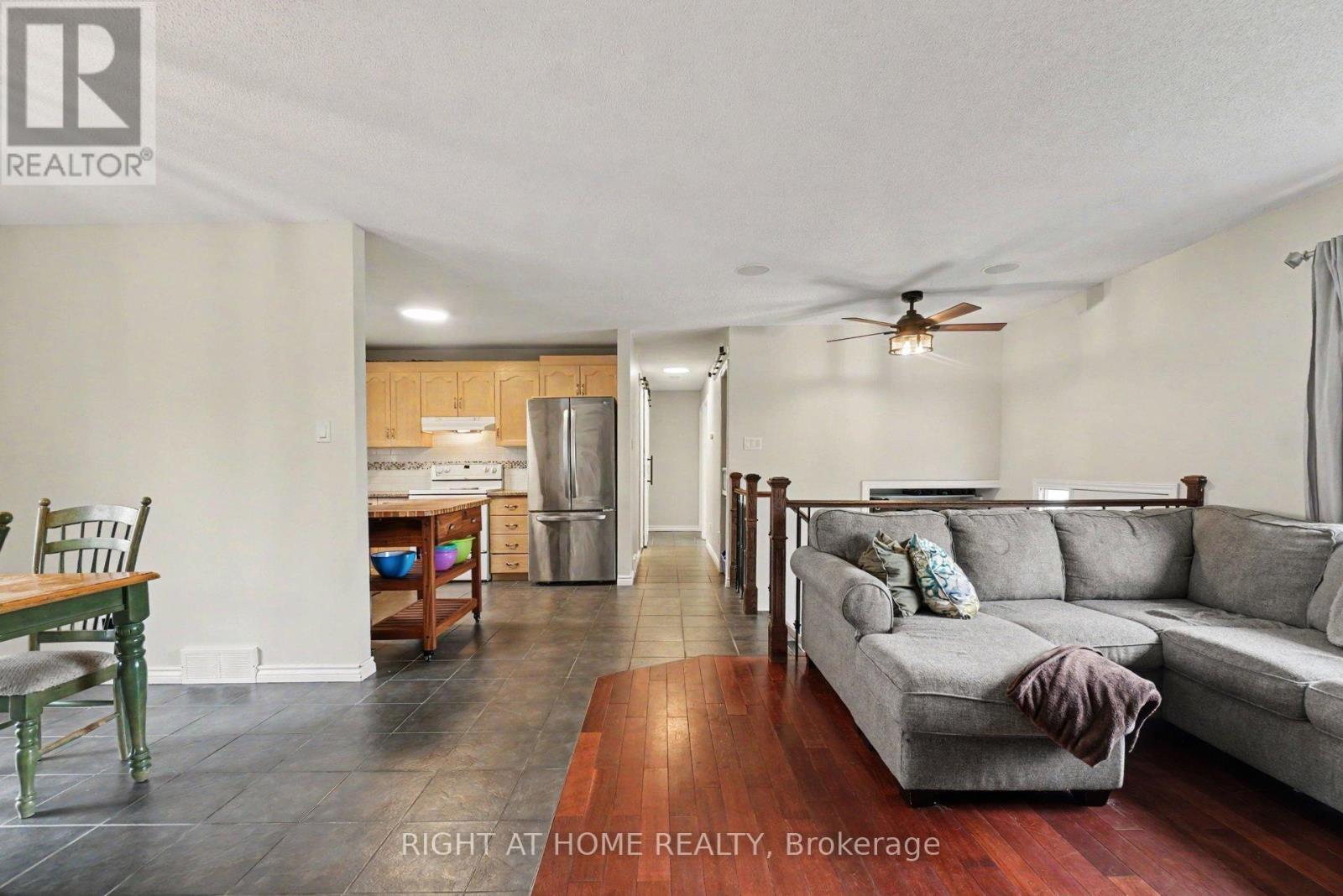3320 Gendron Road, Clarence-Rockland, ON - Indoor Photo Showing Living Room