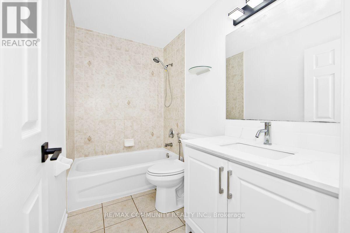 1049 Kennedy Circle, Milton, ON - Indoor Photo Showing Bathroom