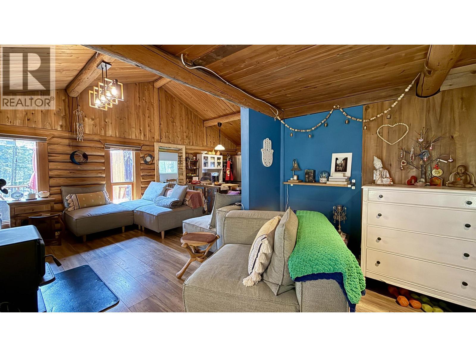 4863 Cumsu Place, 108 Mile Ranch, BC - Indoor Photo Showing Living Room