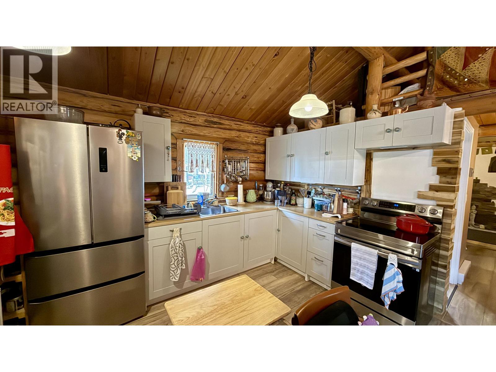 4863 Cumsu Place, 108 Mile Ranch, BC - Indoor Photo Showing Kitchen