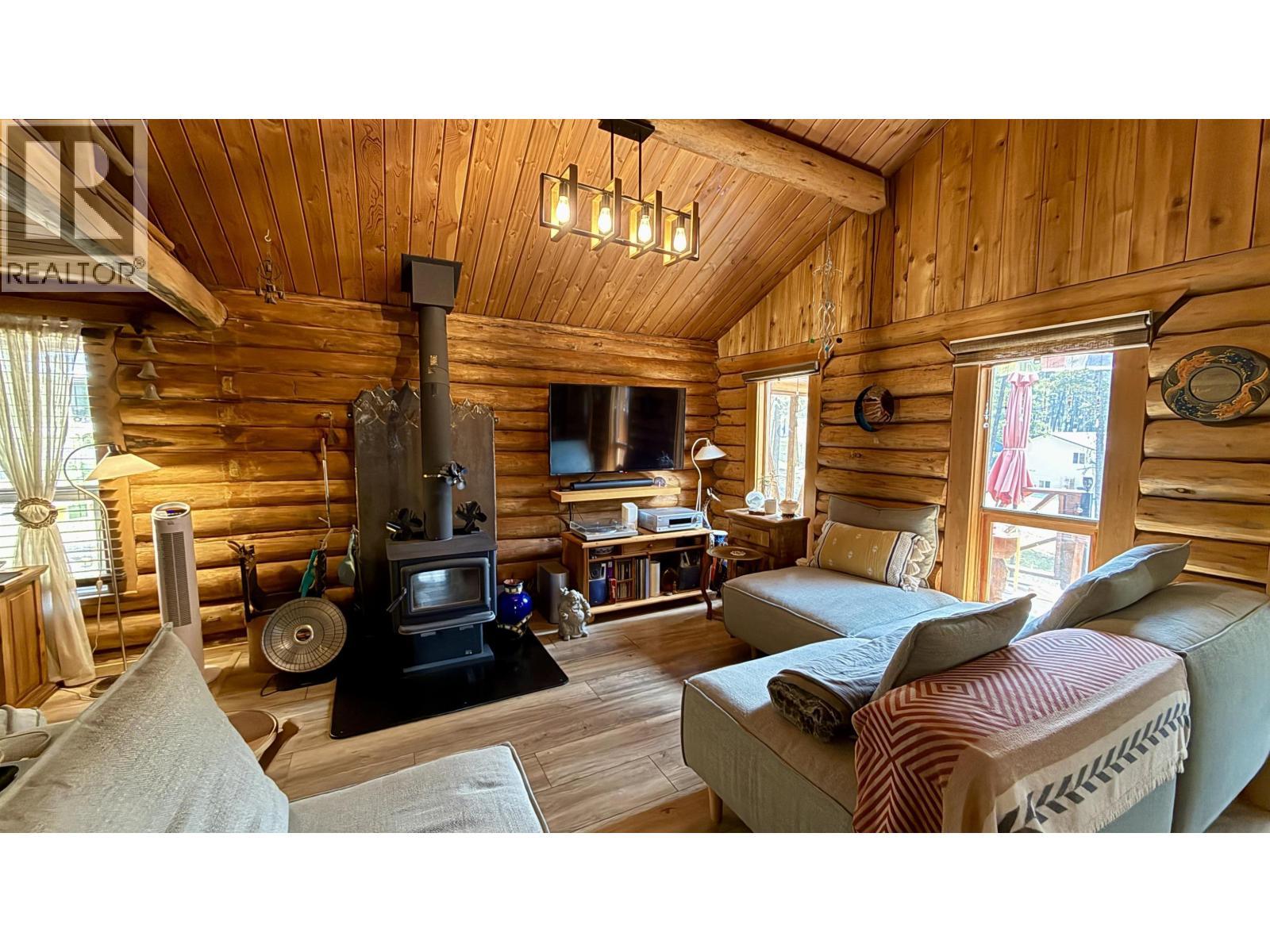 4863 Cumsu Place, 108 Mile Ranch, BC - Indoor Photo Showing Living Room