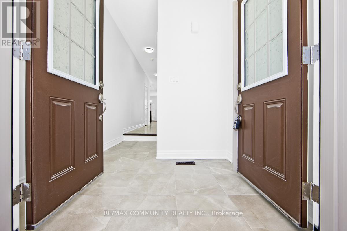 33 Liam Lane, Markham, ON - Indoor Photo Showing Other Room