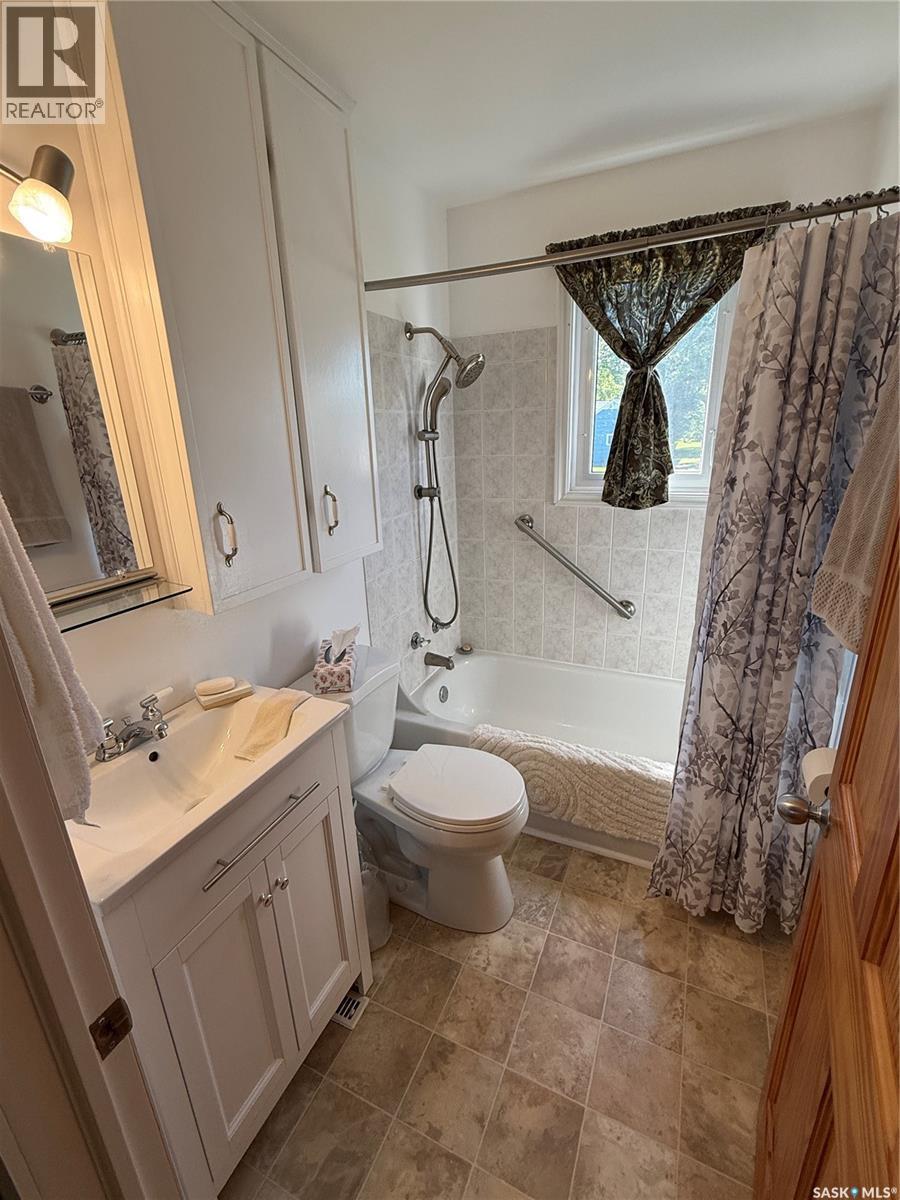401 2Nd Avenue E, Shellbrook, SK - Indoor Photo Showing Bathroom