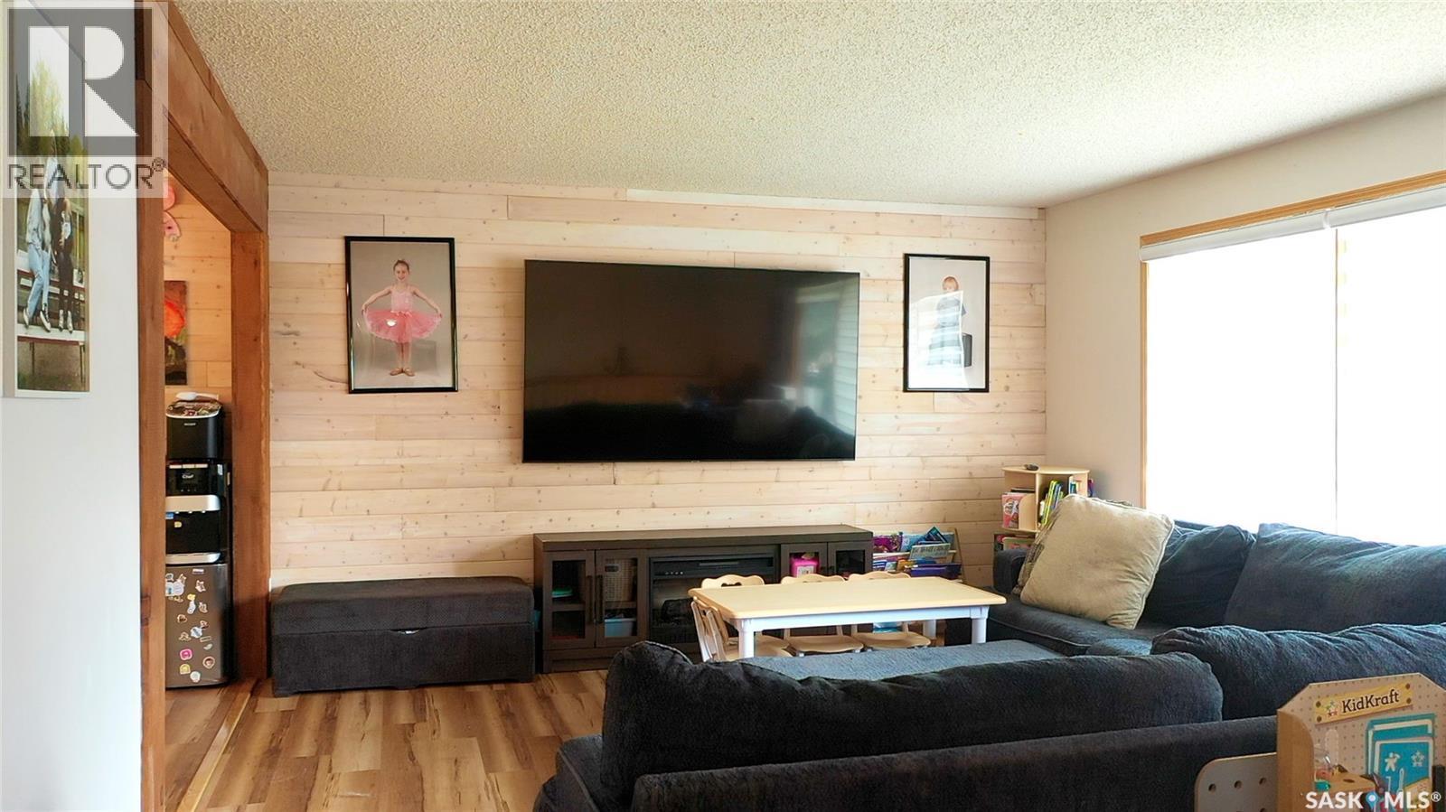 12 Redfield Bay, Yorkton, SK - Indoor Photo Showing Living Room