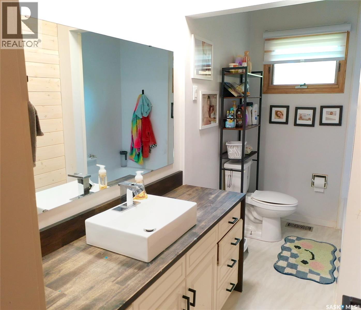 12 Redfield Bay, Yorkton, SK - Indoor Photo Showing Bathroom
