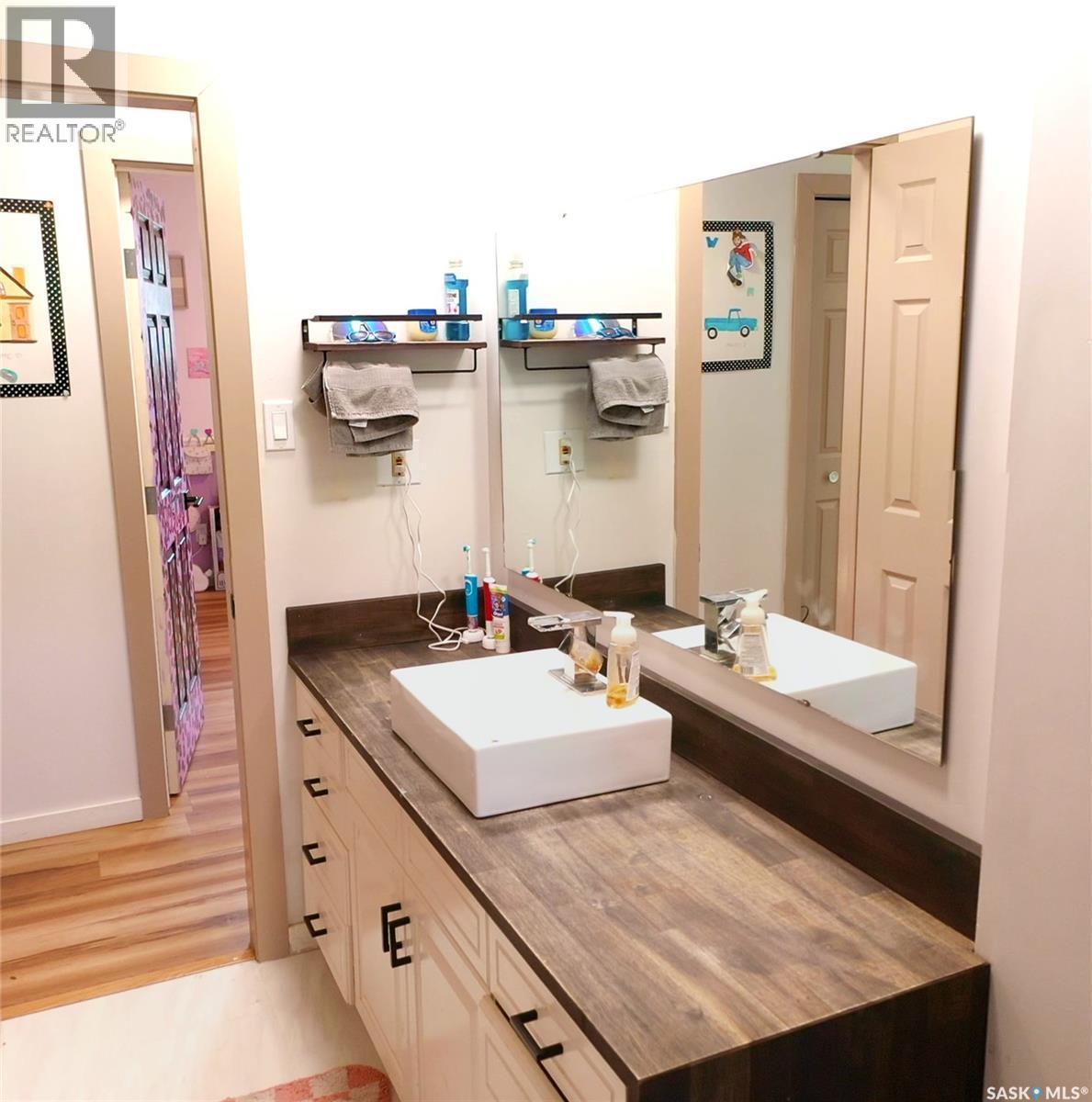 12 Redfield Bay, Yorkton, SK - Indoor Photo Showing Bathroom