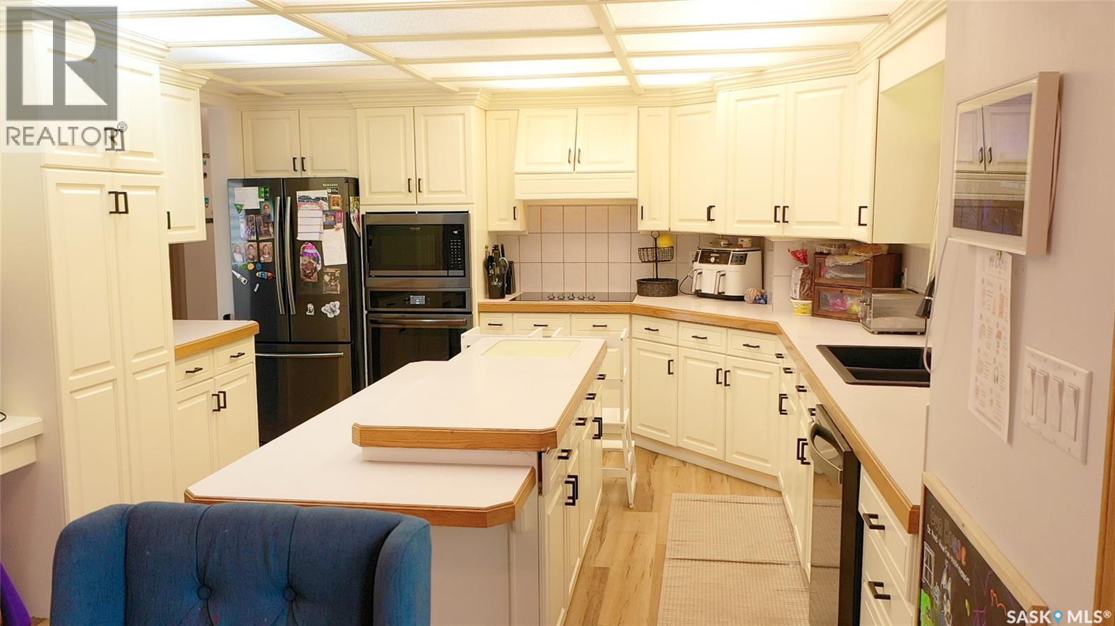 12 Redfield Bay, Yorkton, SK - Indoor Photo Showing Kitchen