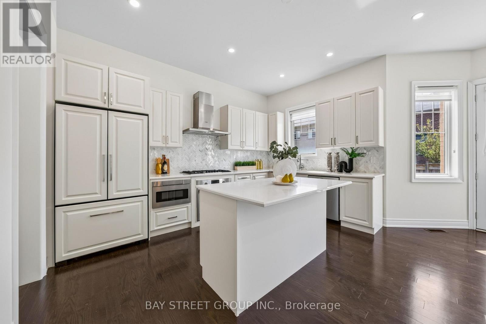 31 Woodgate Pines Drive, Vaughan, ON - Indoor Photo Showing Kitchen With Upgraded Kitchen