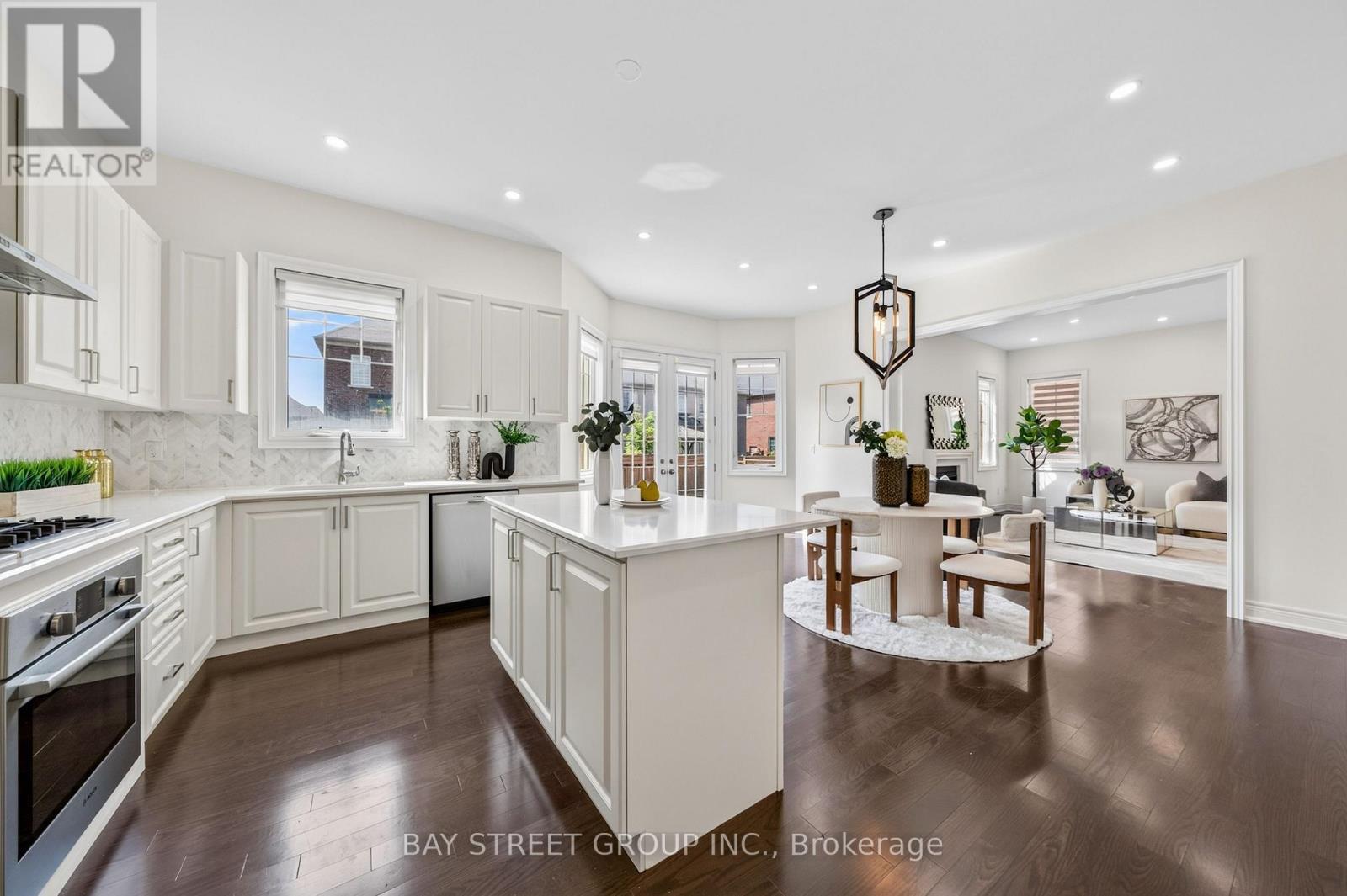 31 Woodgate Pines Drive, Vaughan, ON - Indoor Photo Showing Kitchen With Upgraded Kitchen