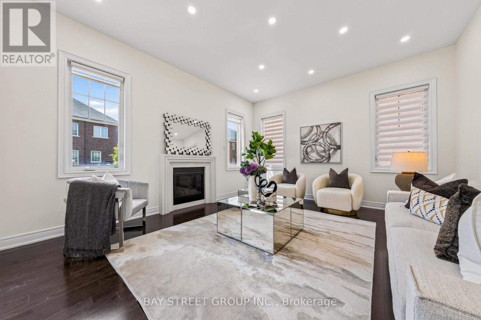 31 Woodgate Pines Drive, Vaughan, ON - Indoor Photo Showing Living Room