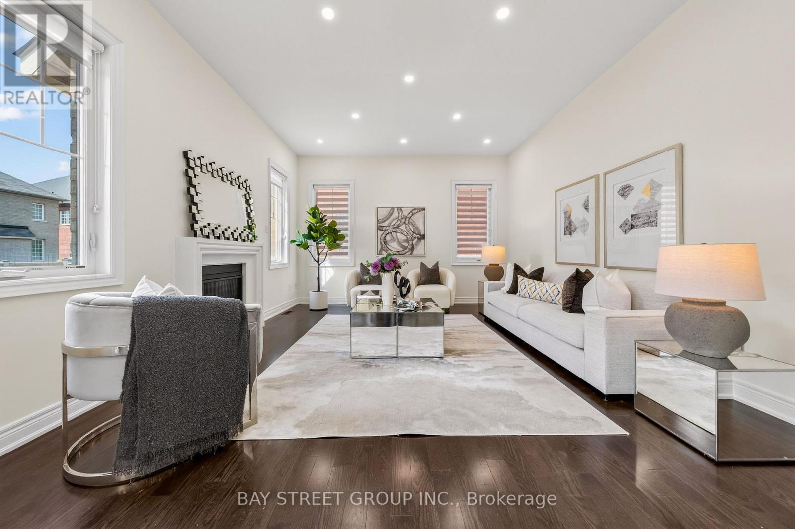 31 Woodgate Pines Drive, Vaughan, ON - Indoor Photo Showing Living Room
