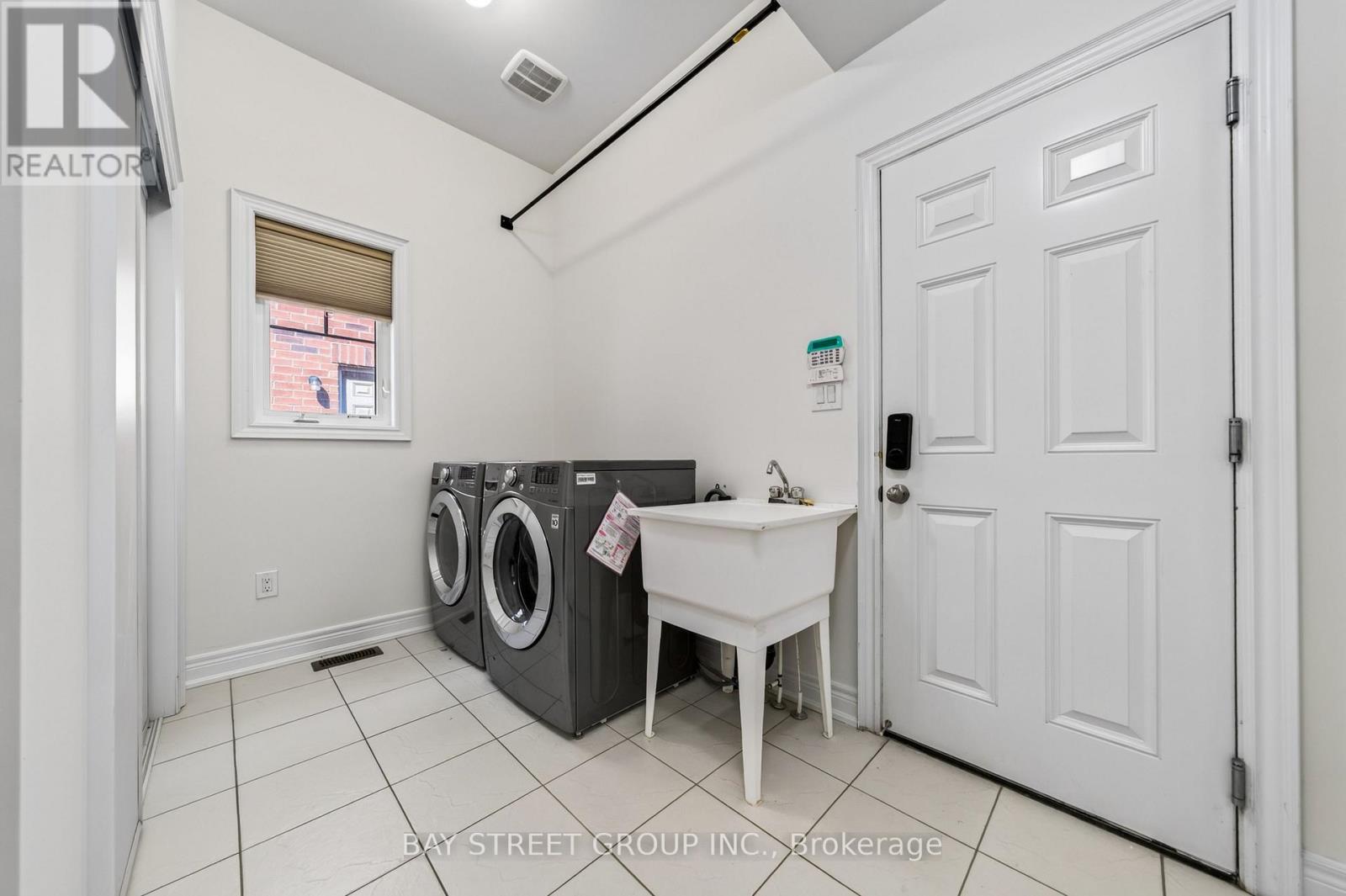 31 Woodgate Pines Drive, Vaughan, ON - Indoor Photo Showing Laundry Room