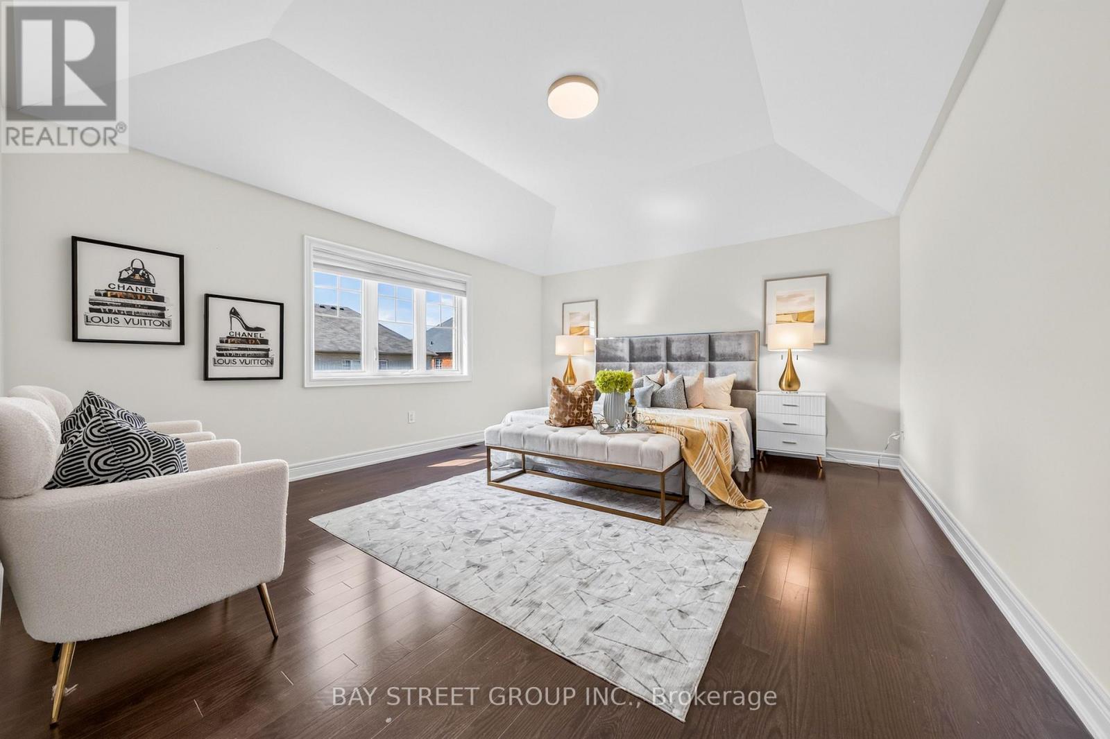 31 Woodgate Pines Drive, Vaughan, ON - Indoor Photo Showing Living Room