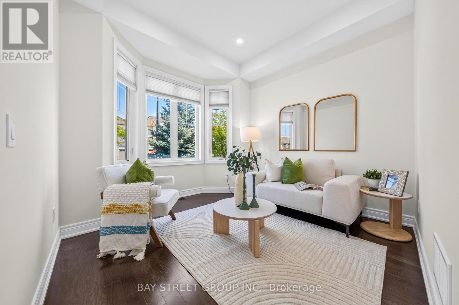 31 Woodgate Pines Drive, Vaughan, ON - Indoor Photo Showing Living Room