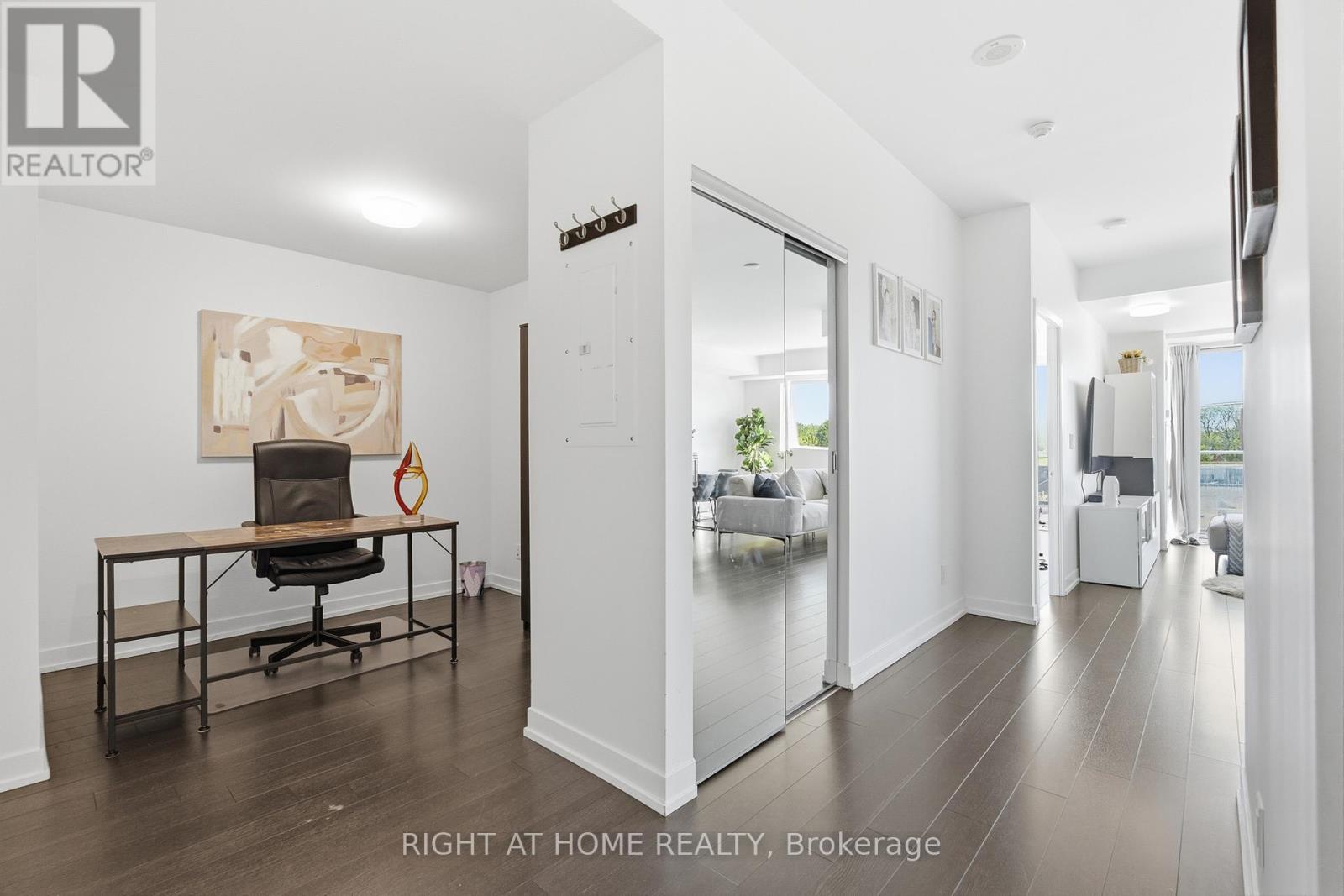411 - 5101 Dundas Street W, Toronto, ON - Indoor Photo Showing Other Room