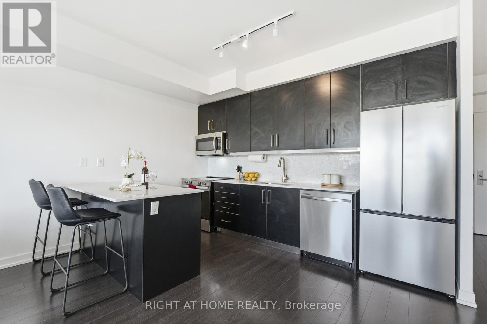 411 - 5101 Dundas Street W, Toronto, ON - Indoor Photo Showing Kitchen With Upgraded Kitchen