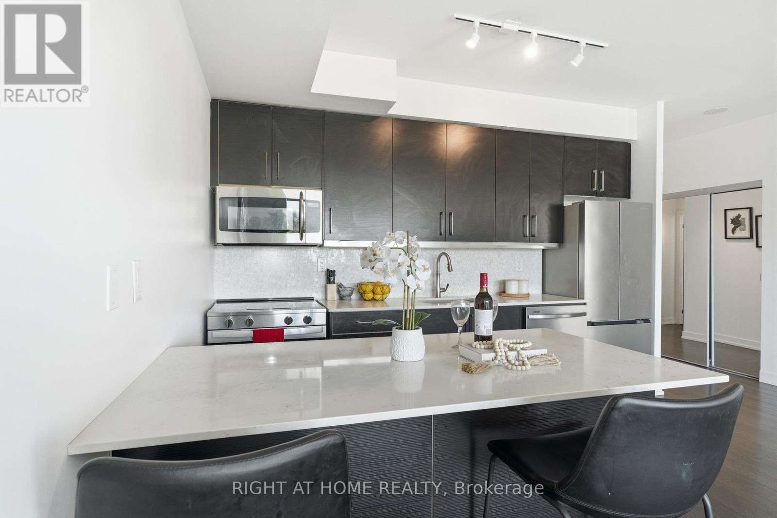 411 - 5101 Dundas Street W, Toronto, ON - Indoor Photo Showing Kitchen