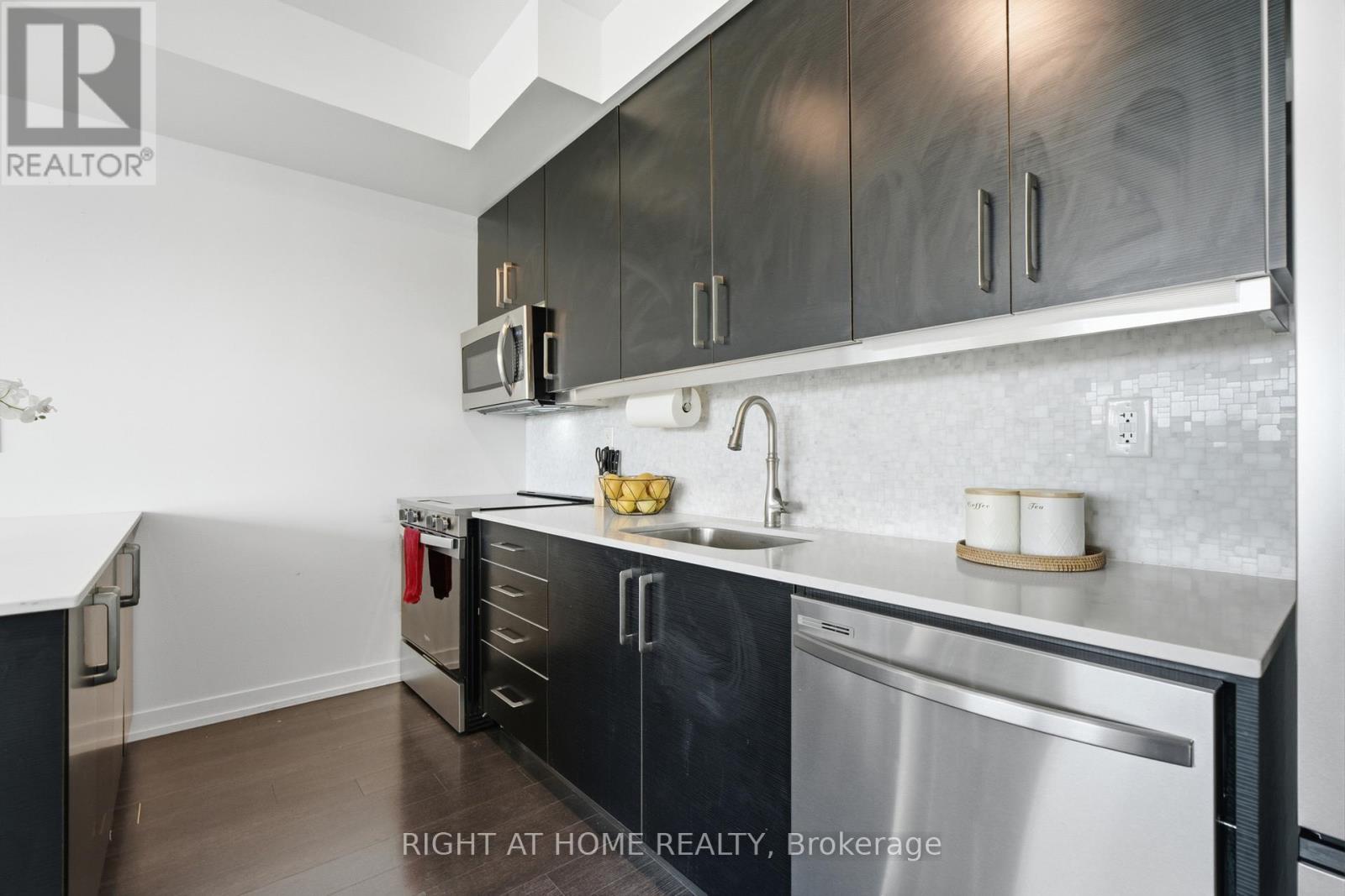 411 - 5101 Dundas Street W, Toronto, ON - Indoor Photo Showing Kitchen With Upgraded Kitchen