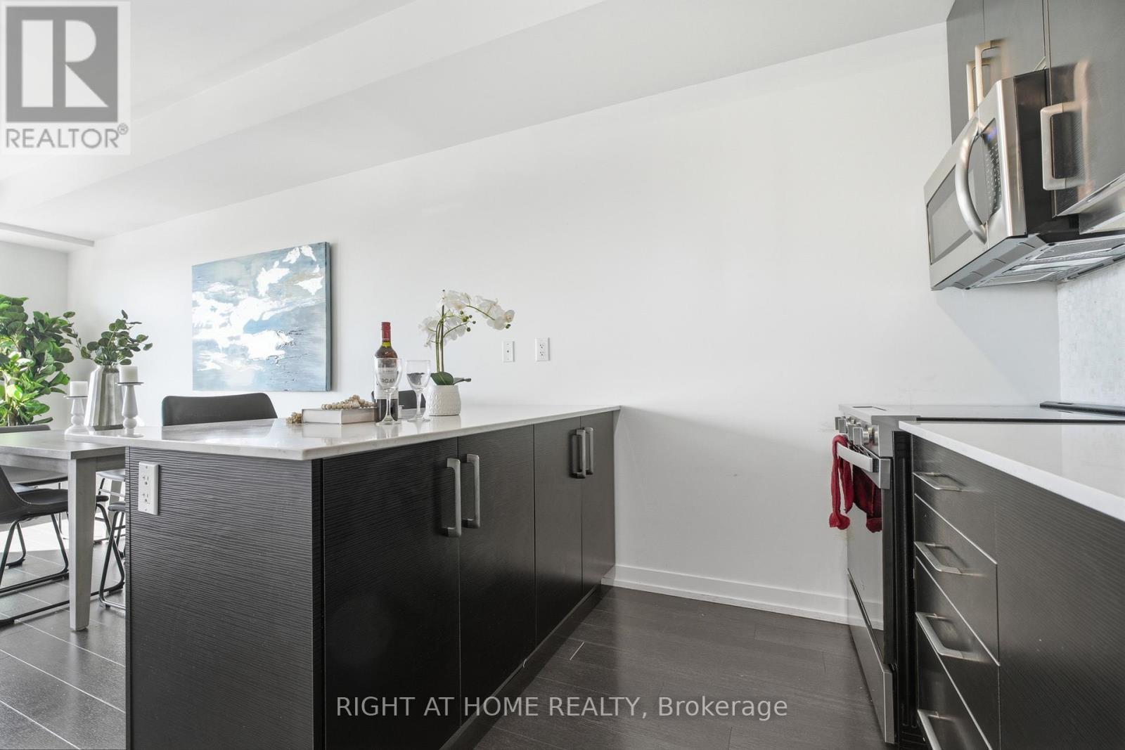 411 - 5101 Dundas Street W, Toronto, ON - Indoor Photo Showing Kitchen