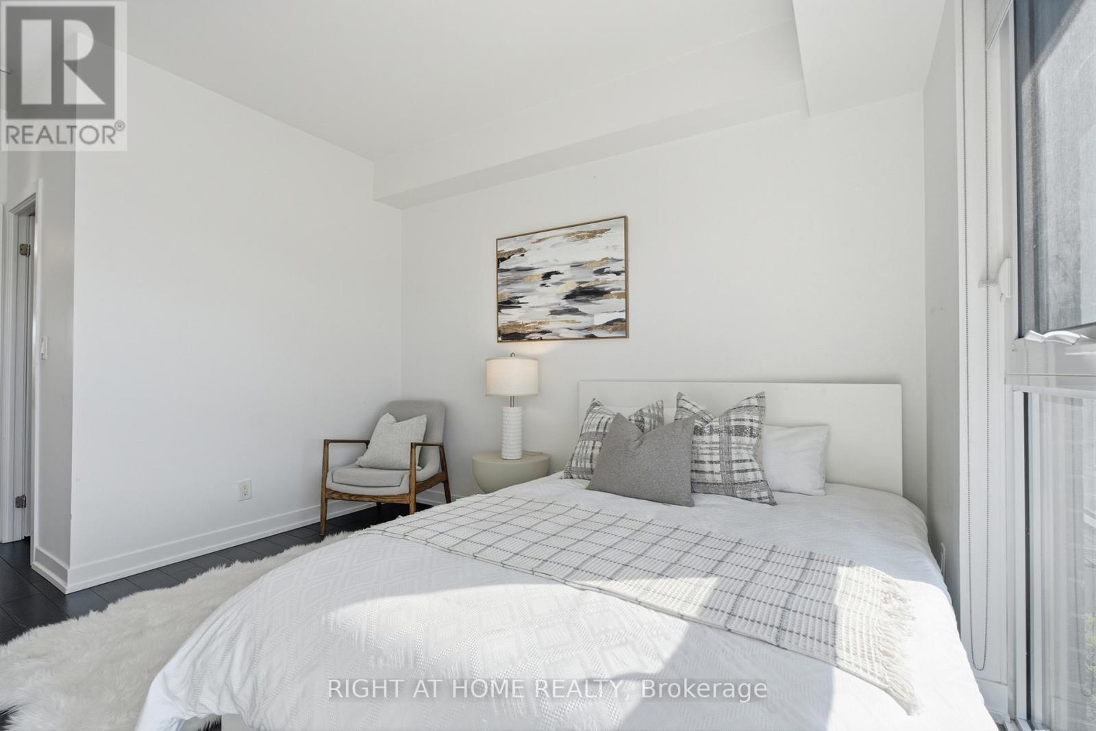 411 - 5101 Dundas Street W, Toronto, ON - Indoor Photo Showing Bedroom