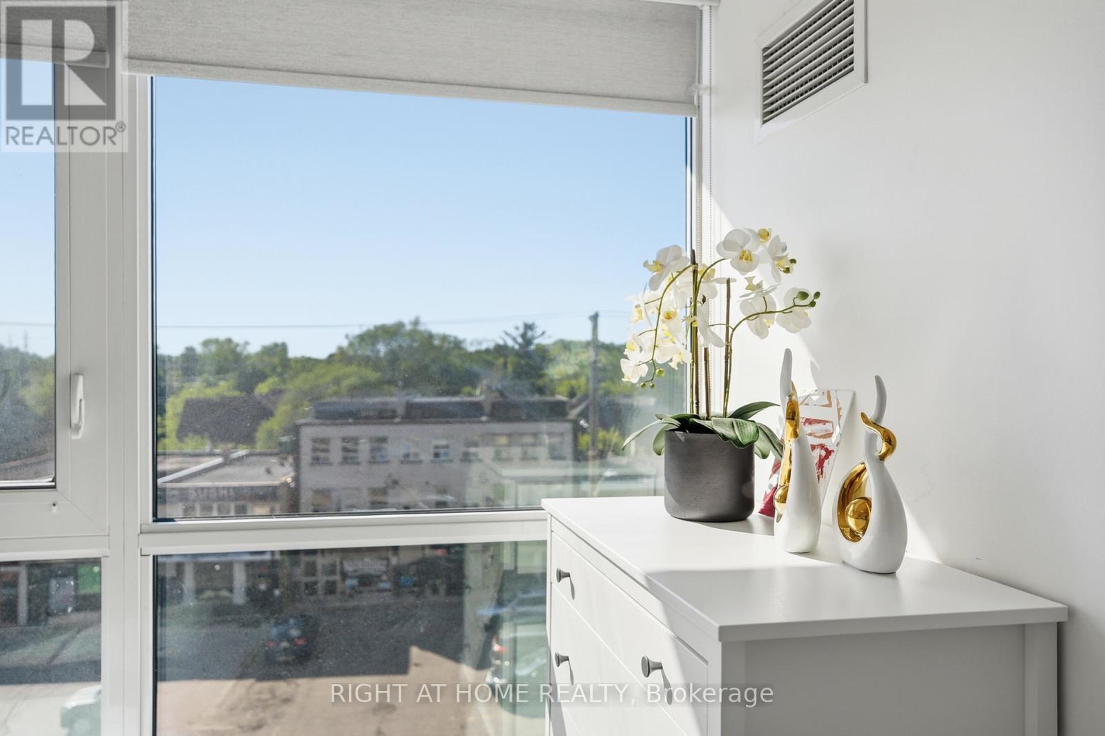 411 - 5101 Dundas Street W, Toronto, ON - Indoor Photo Showing Other Room